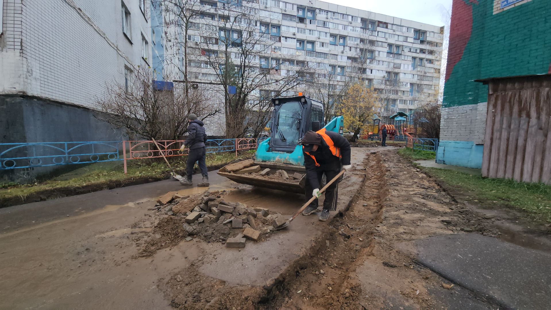 благоустройство двора, Лобня, установка бордюров,