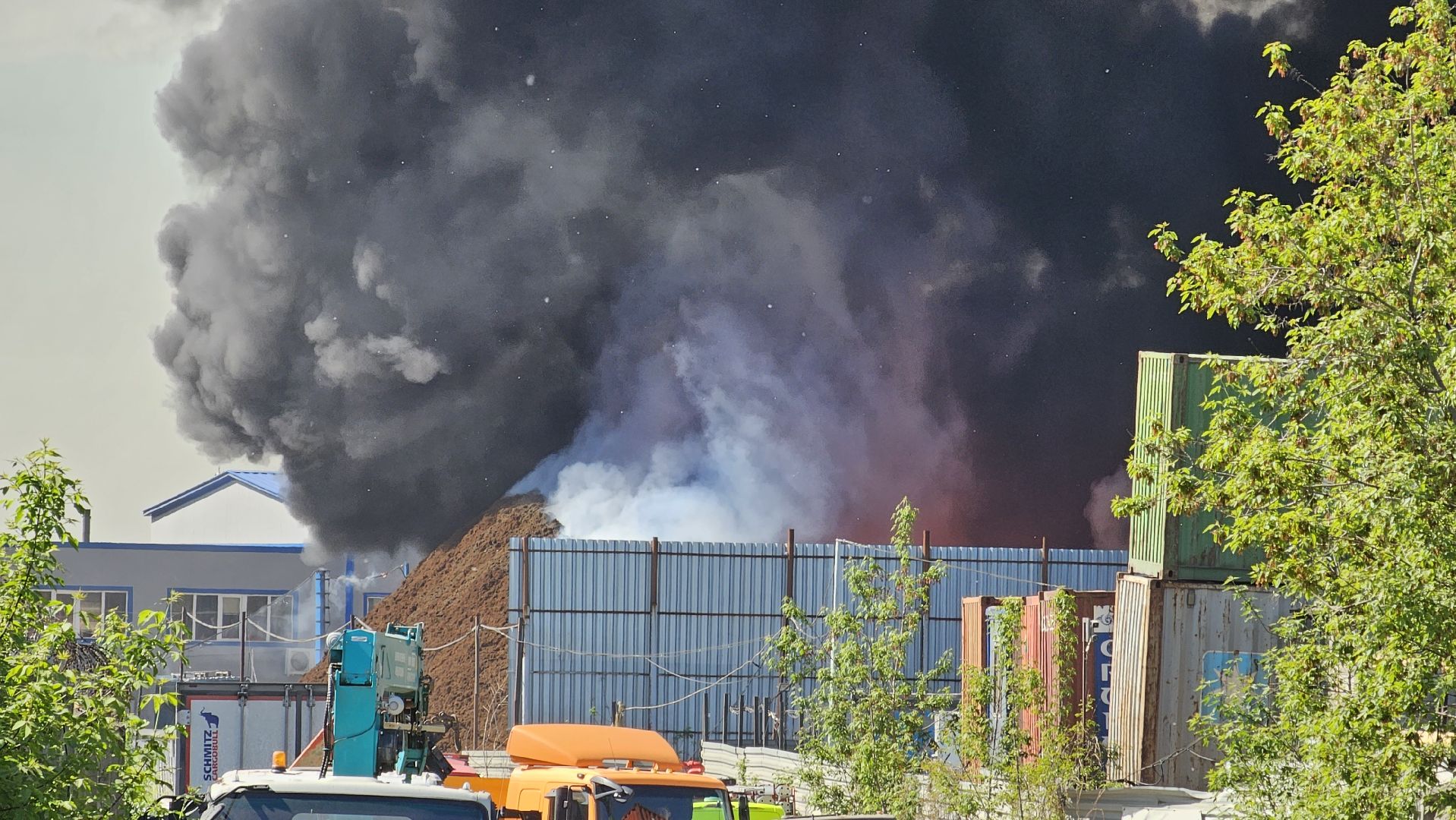 пожар, покрышки, склад, пожаротушение, МЧС, Дзержинский