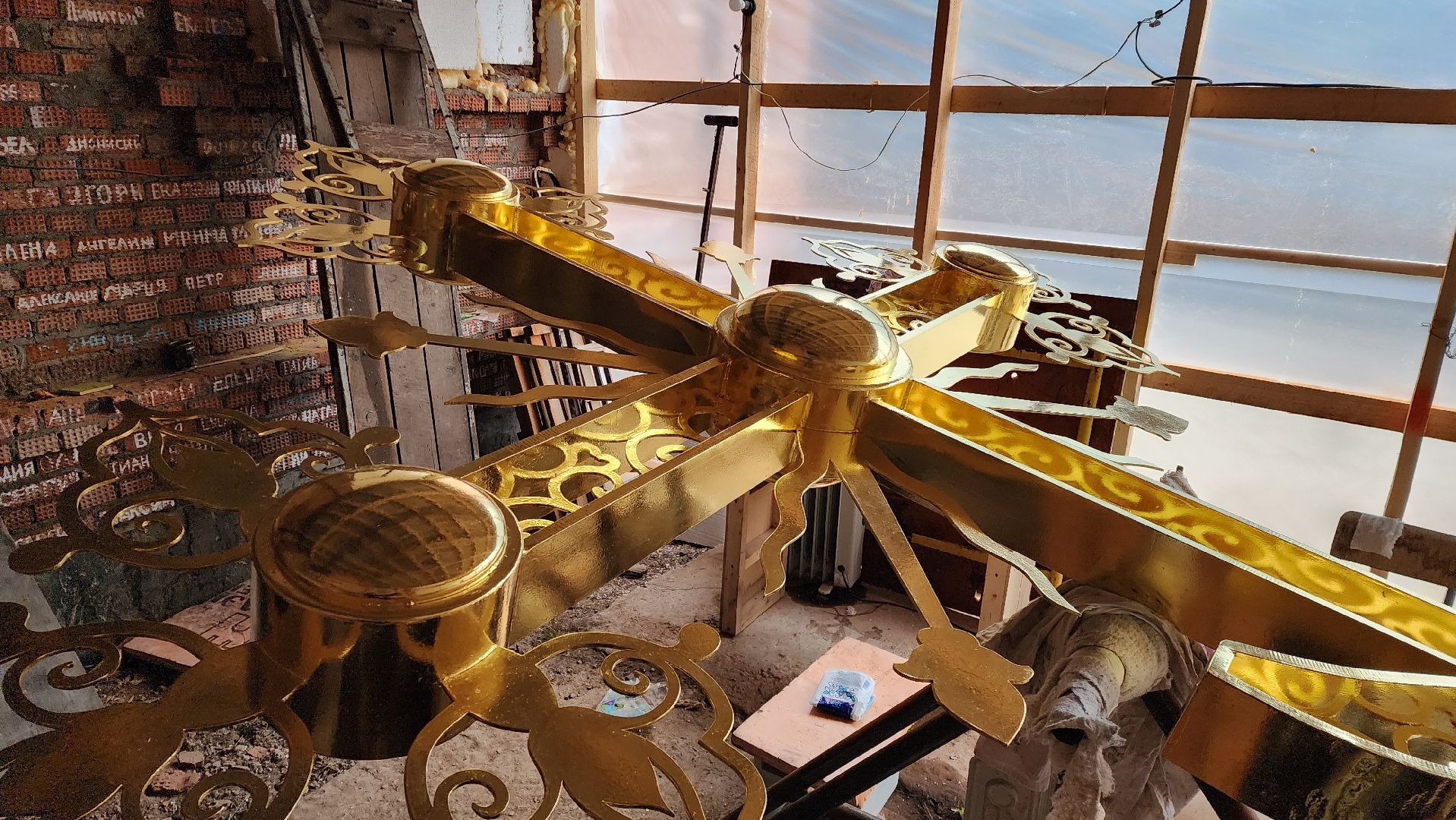 Крест, Храм, Лобня, Золочение креста,