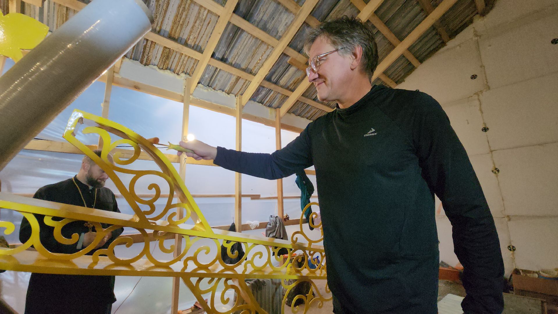 Крест, Храм, Лобня, Золочение креста,