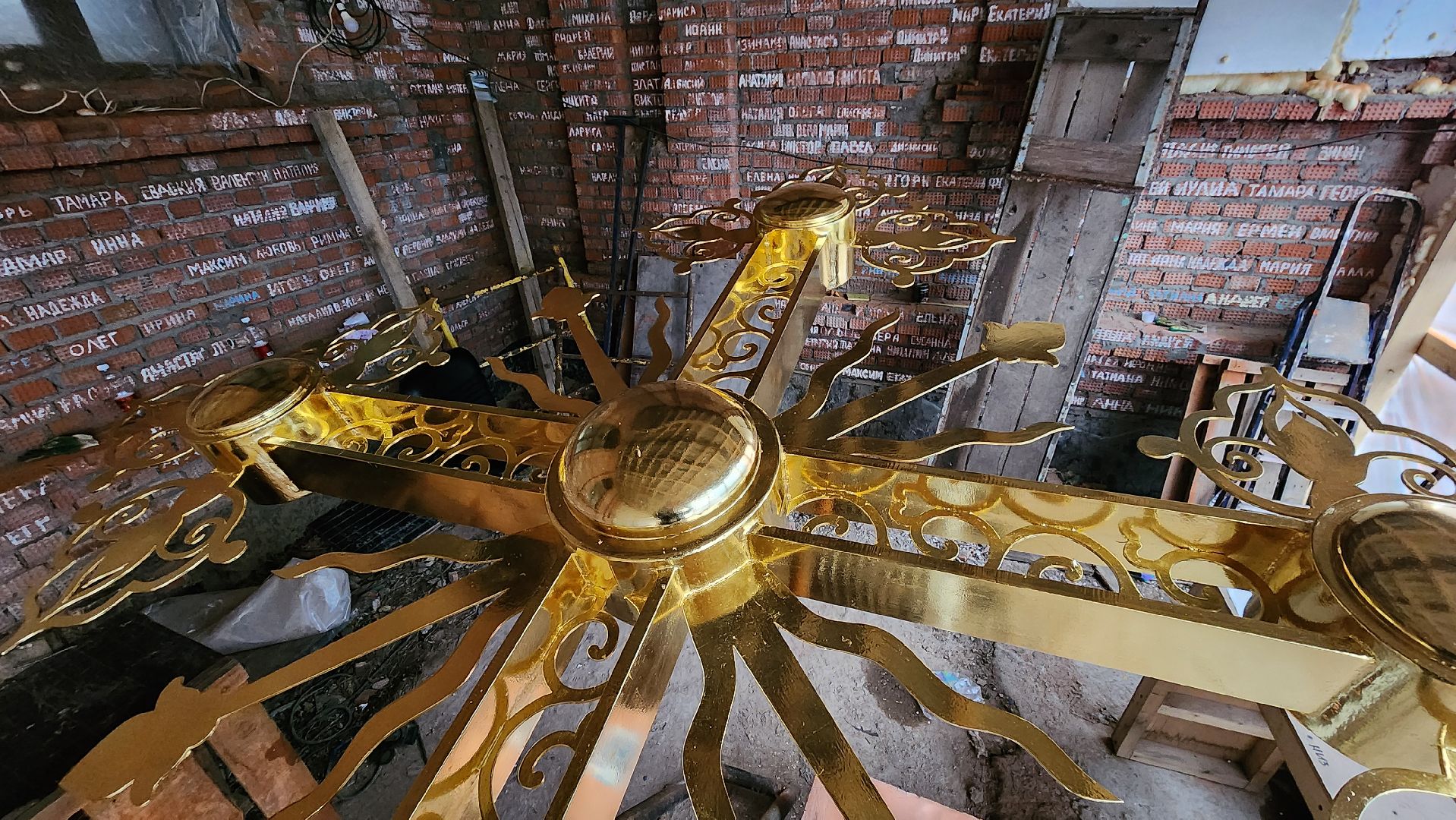 Крест, Храм, Лобня, Золочение креста,