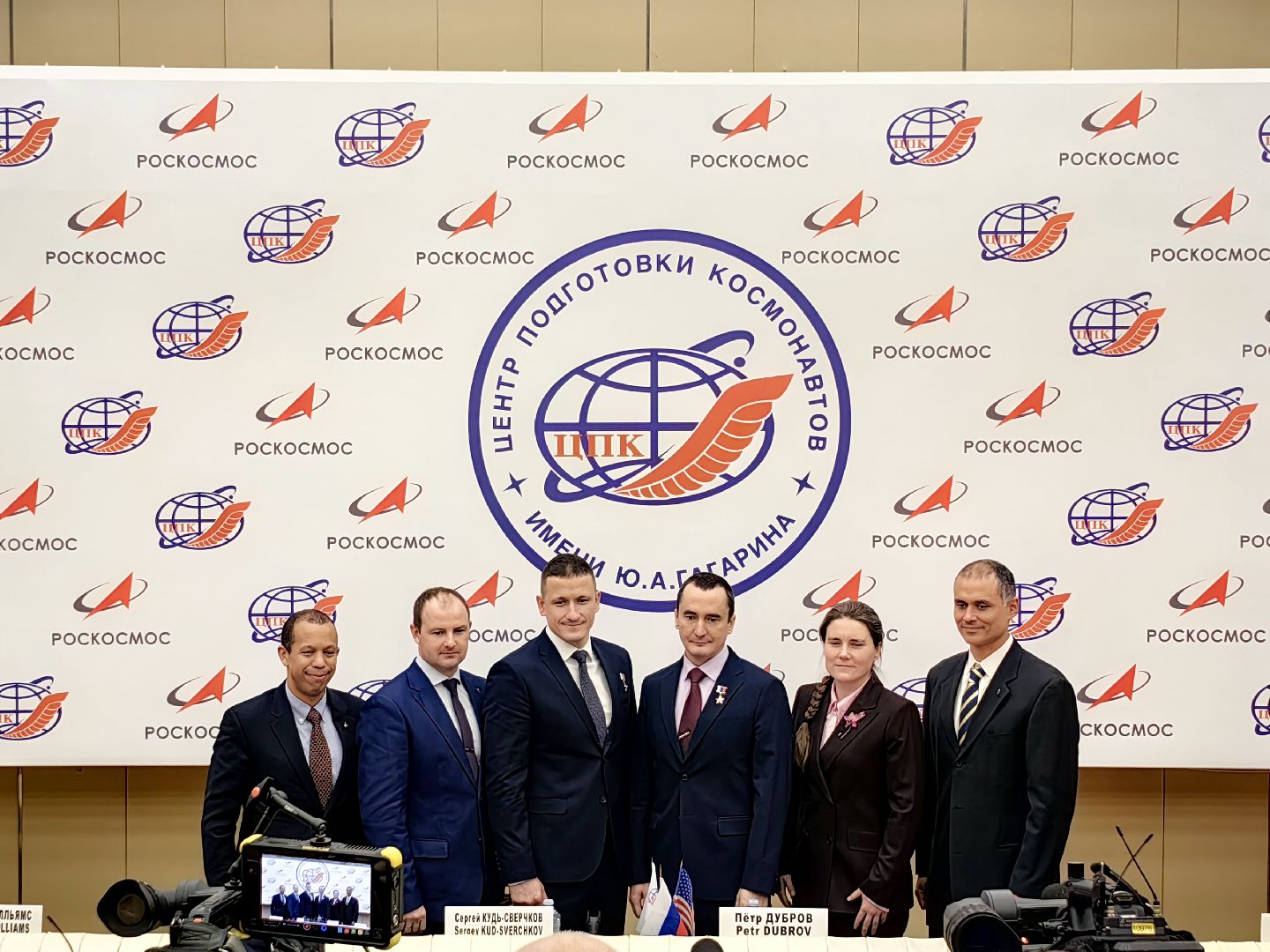 О позывном экипажа и игрушечном коте, который отправится на МКС, рассказали космонавты на пресс-конференции в Звёздном городке