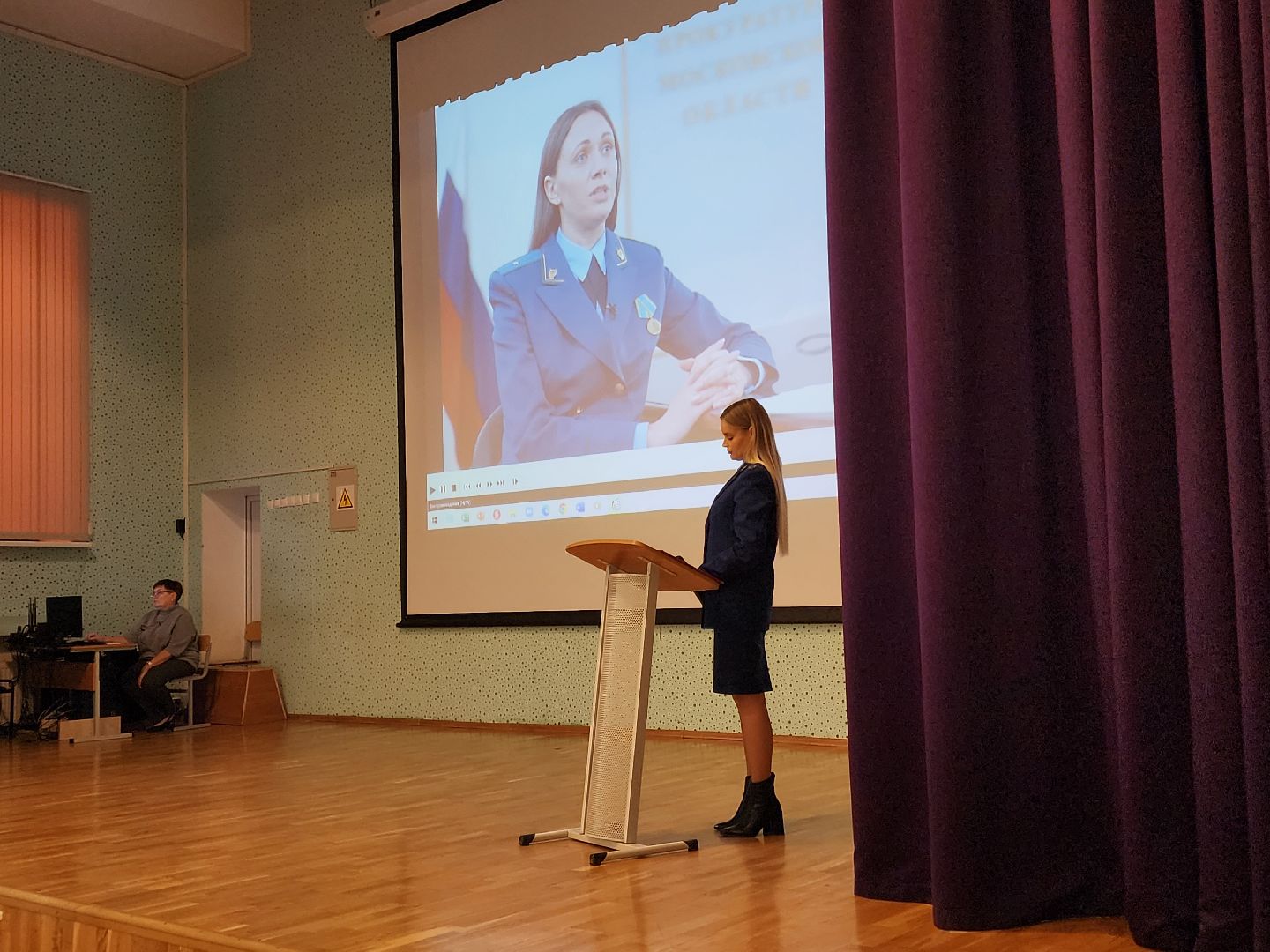 чехов,  поселок любучаны, средняя школа, встреча со школьниками, лекция, защита от телефонных мошенников, дистанционное мошенничество, кибербезопасность, способы защиты от мошенников, помощник прокурора екатерина сикорская,дропперство, дропперы, интернет-платформа роблокс, подставные лица, соучастники преступлений,