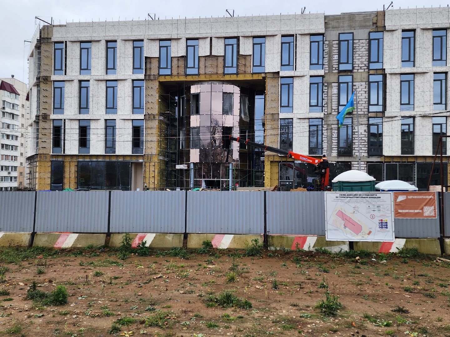чехов,улица мира 4а, детская поликлиника, строительство, фасадные работы, утепление фасада, облицовка фасада, наружные стены, гидроизоляция, теплоизоляция, наружная отделка, остекление, окна и форточки, остекление дверей, стеклянные панели и блоки, погрузочные работы, внутренняя отделка помещений, инженерные сети, нацпроект здравоохранение, госпрограмма московской области,