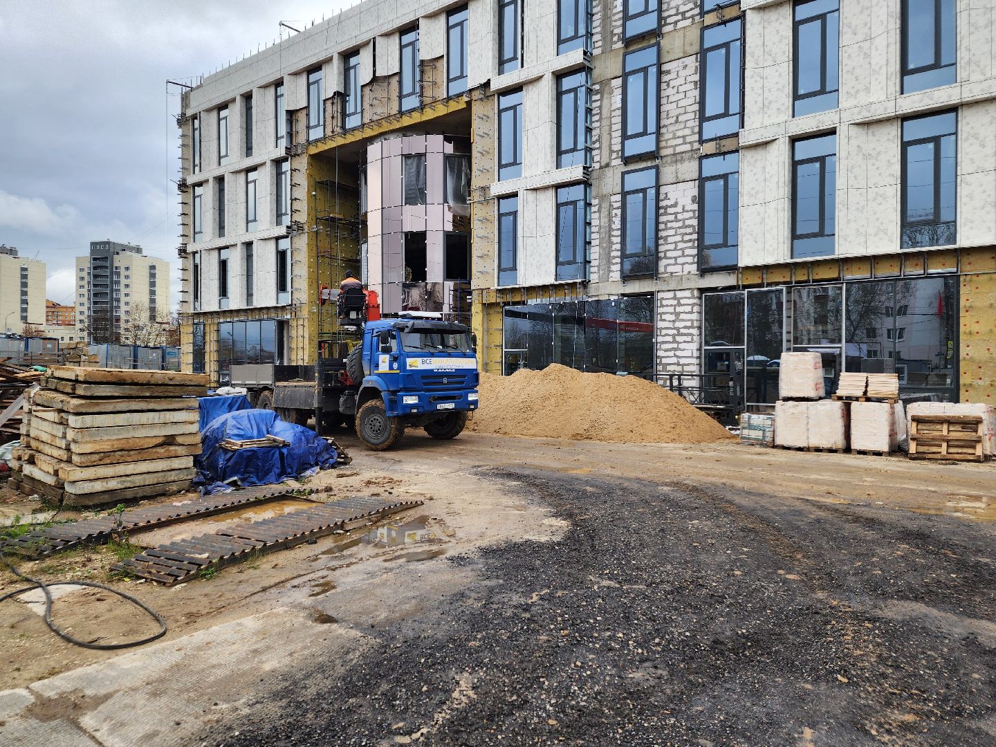 чехов,улица мира 4а, детская поликлиника, строительство, фасадные работы, утепление фасада, облицовка фасада, наружные стены, гидроизоляция, теплоизоляция, наружная отделка, остекление, окна и форточки, остекление дверей, стеклянные панели и блоки, погрузочные работы, внутренняя отделка помещений, инженерные сети, нацпроект здравоохранение, госпрограмма московской области,