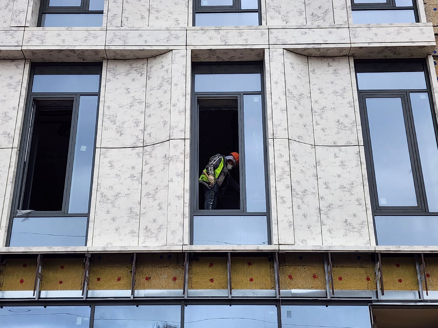 чехов, улица мира 4а, детская поликлиника, строительство, обустройство подоконников, оконные блоки, остекление дверей и форточек, фасадные работы, внутренняя отделка помещений, инженерные сети, нацпроект здравоохранение, госпрограмма московской области, строительство социальных объектов,погрузочные работы,откосы вокруг окон,