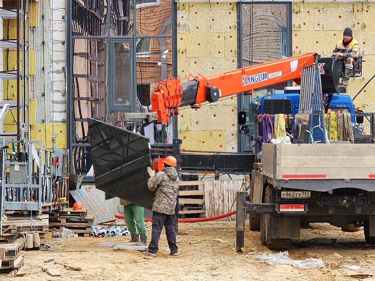 чехов, улица мира 4а, детская поликлиника, строительство, обустройство подоконников, оконные блоки, остекление дверей и форточек, фасадные работы, внутренняя отделка помещений, инженерные сети, нацпроект здравоохранение, госпрограмма московской области, строительство социальных объектов,погрузочные работы,откосы вокруг окон,