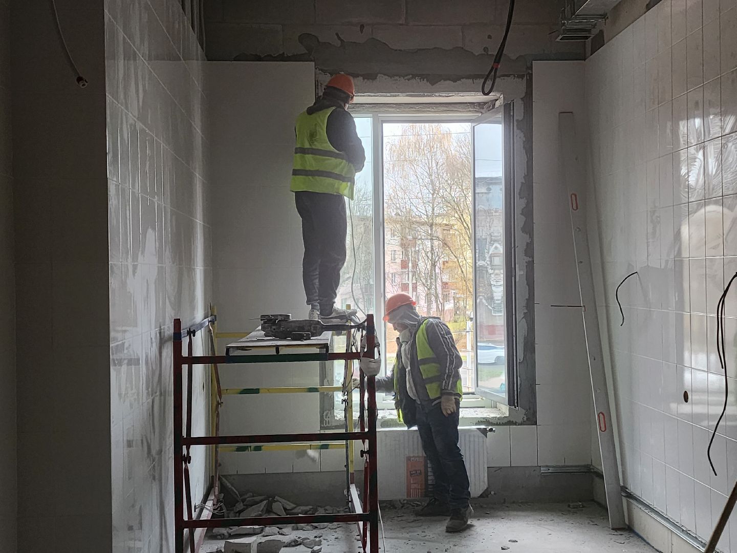 чехов, улица мира 4а, детская поликлиника, строительство, обустройство подоконников, оконные блоки, остекление дверей и форточек, фасадные работы, внутренняя отделка помещений, инженерные сети, нацпроект здравоохранение, госпрограмма московской области, строительство социальных объектов,погрузочные работы,откосы вокруг окон,