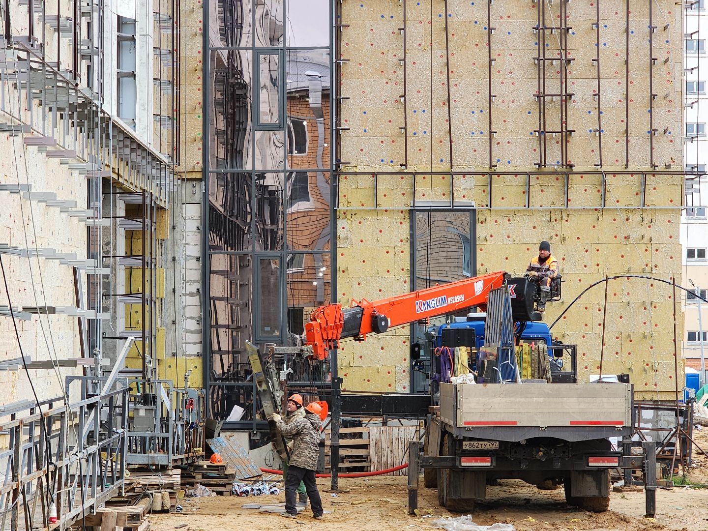 чехов, улица мира 4а, детская поликлиника, строительство, обустройство подоконников, оконные блоки, остекление дверей и форточек, фасадные работы, внутренняя отделка помещений, инженерные сети, нацпроект здравоохранение, госпрограмма московской области, строительство социальных объектов,погрузочные работы,откосы вокруг окон,