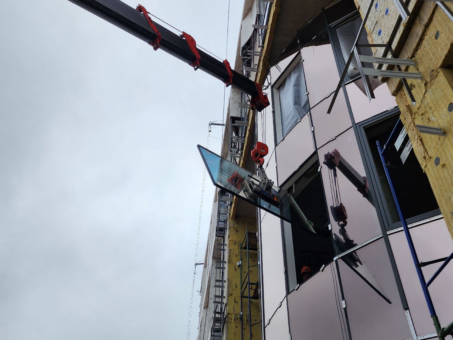 чехов, улица мира 4а, детская поликлиника, строительство, обустройство подоконников, оконные блоки, остекление дверей и форточек, фасадные работы, внутренняя отделка помещений, инженерные сети, нацпроект здравоохранение, госпрограмма московской области, строительство социальных объектов,погрузочные работы,откосы вокруг окон,