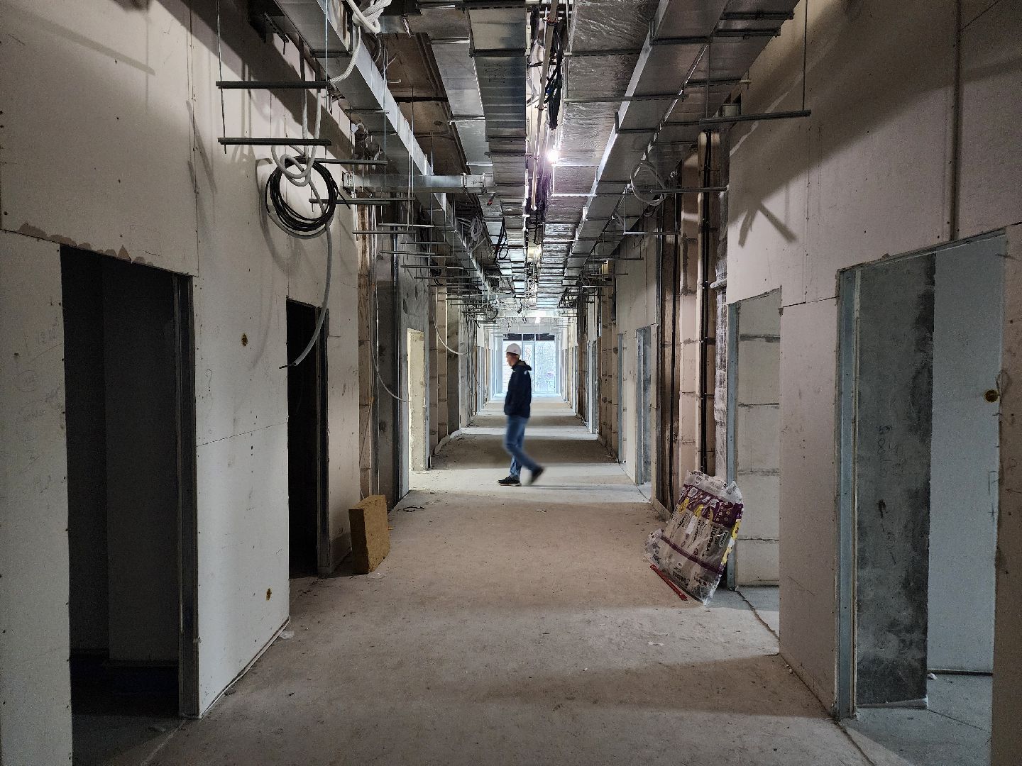 чехов, улица мира 4а, детская поликлиника, строительство, обустройство подоконников, оконные блоки, остекление дверей и форточек, фасадные работы, внутренняя отделка помещений, инженерные сети, нацпроект здравоохранение, госпрограмма московской области, строительство социальных объектов,погрузочные работы,откосы вокруг окон,