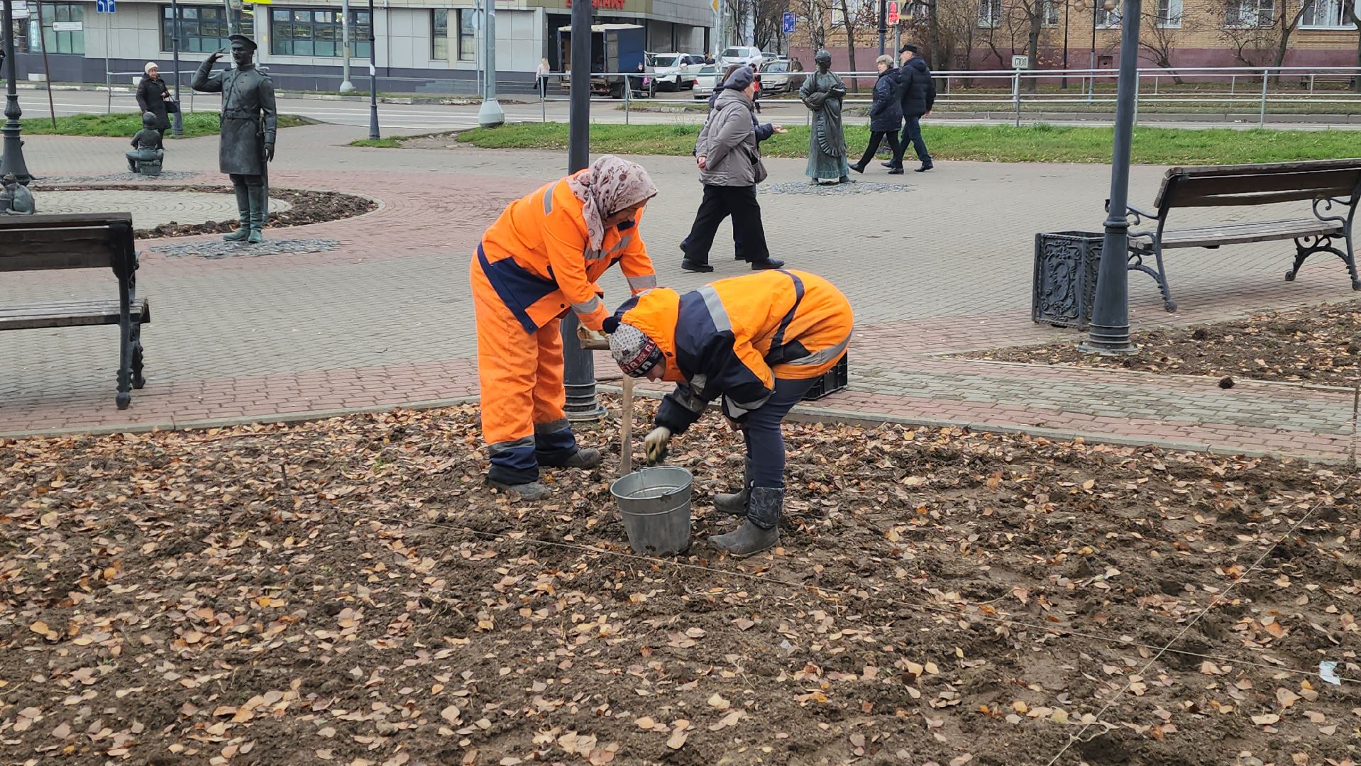 серпухов, тюльпаны в серпухове, городские клумбы в серпухове, комбинат благоустройства, сенная площадь в серпухове,