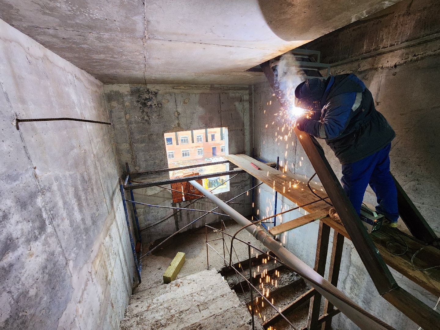 чехов, поселок мещерское, психиатрическая больница, новый лечебный корпус, строительство, реконструкция, монтаж металлоконструкций, пожарная лестница, воздуховоды, система вентиляции, инженерные сети, внутренняя отделка помещений, каменная кладка, перегородки, сварочные работы, нацпроект здравоохранение, госпрограмма московской области,