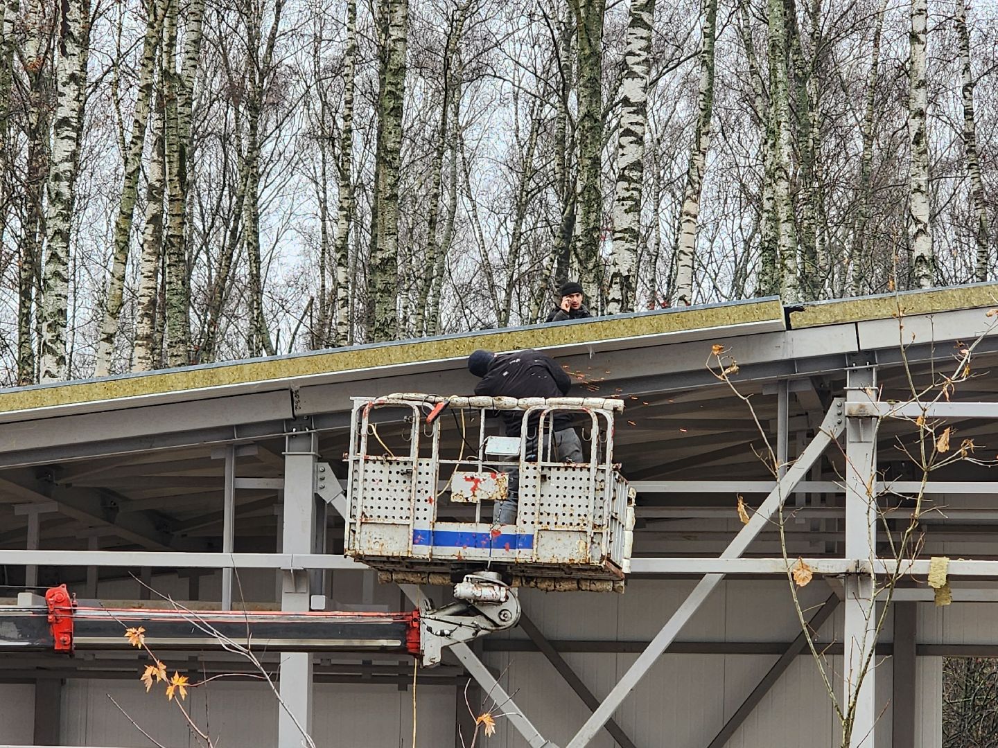 чехов, микрорайон губернский, лесопарк, строительство, реконструкция, благоустройство, лесная зона отдыха,  многофункциональный павильон, кровля, наружные стены, сэндвич панели, монтаж и покраска, остекление, монтаж полов, входная группа,  госпрограмма московской области, формирование комфортной городской среды, комиссия, проверка, замглавы округа александр ротнов,видеокамеры, лавочки, пешеходные дорожки,