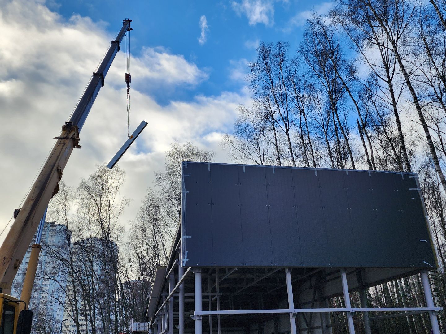 чехов, микрорайон губернский, лесопарк, строительство, реконструкция, благоустройство, лесная зона отдыха,  многофункциональный павильон, кровля, наружные стены, сэндвич панели, монтаж и покраска, остекление, монтаж полов, входная группа,  госпрограмма московской области, формирование комфортной городской среды, комиссия, проверка, замглавы округа александр ротнов,видеокамеры, лавочки, пешеходные дорожки,