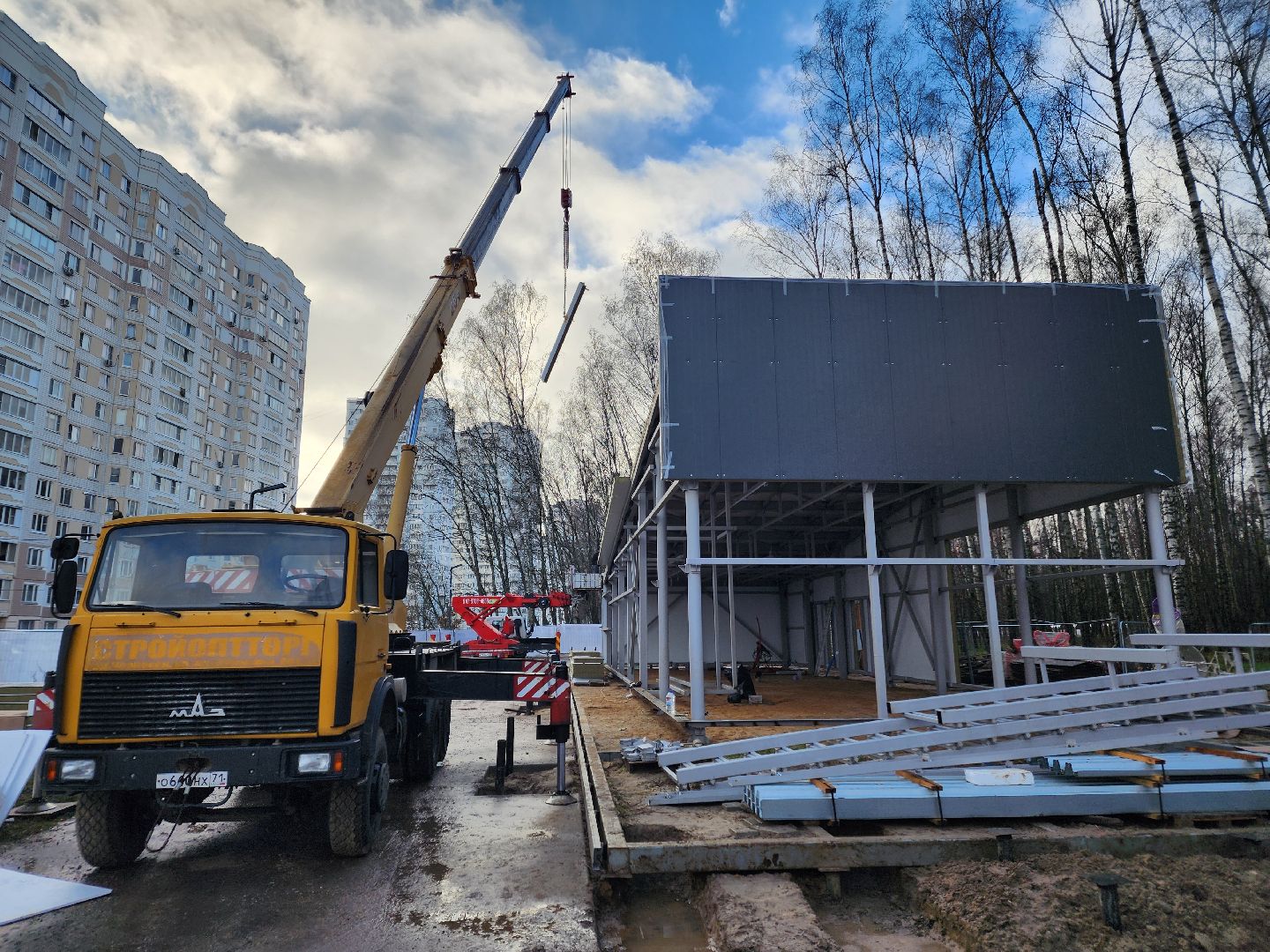 чехов, микрорайон губернский, лесопарк, строительство, реконструкция, благоустройство, лесная зона отдыха,  многофункциональный павильон, кровля, наружные стены, сэндвич панели, монтаж и покраска, остекление, монтаж полов, входная группа,  госпрограмма московской области, формирование комфортной городской среды, комиссия, проверка, замглавы округа александр ротнов,видеокамеры, лавочки, пешеходные дорожки,