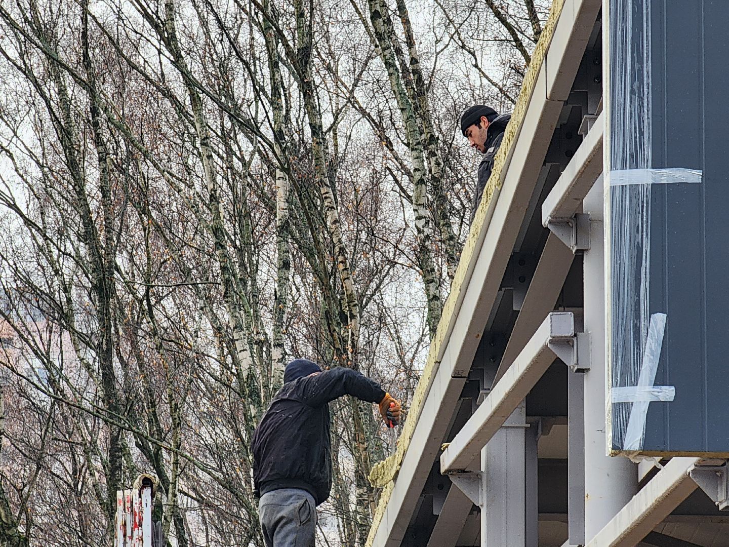 чехов, микрорайон губернский, лесопарк, строительство, реконструкция, благоустройство, лесная зона отдыха,  многофункциональный павильон, кровля, наружные стены, сэндвич панели, монтаж и покраска, остекление, монтаж полов, входная группа,  госпрограмма московской области, формирование комфортной городской среды, комиссия, проверка, замглавы округа александр ротнов,видеокамеры, лавочки, пешеходные дорожки,