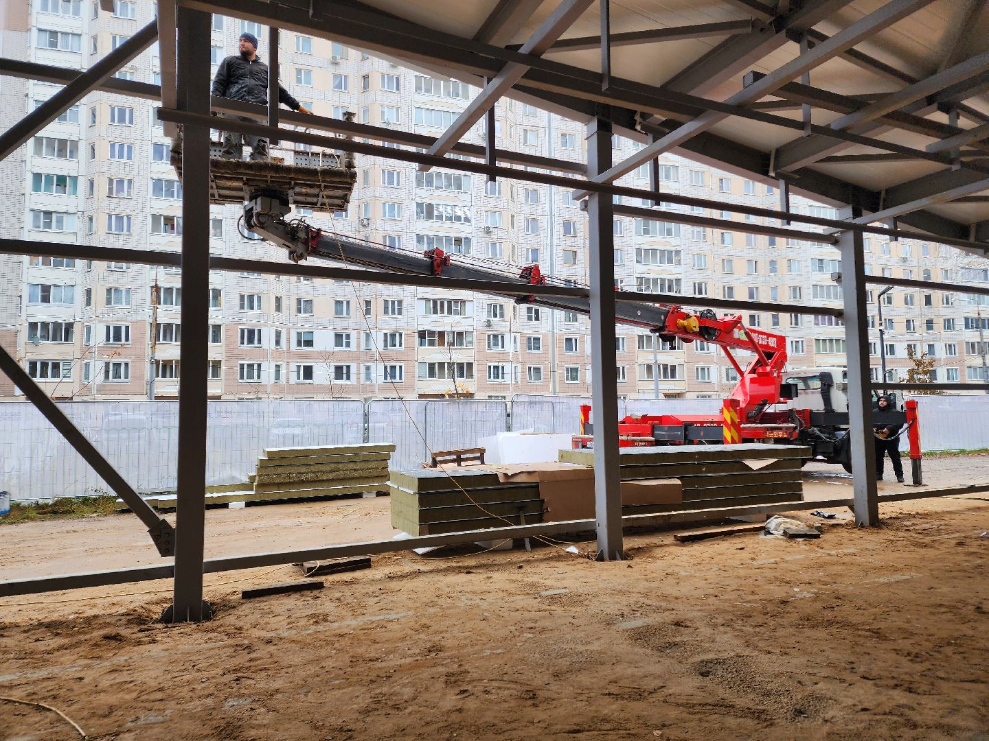 чехов, микрорайон губернский, лесопарк, строительство, реконструкция, благоустройство, лесная зона отдыха,  многофункциональный павильон, кровля, наружные стены, сэндвич панели, монтаж и покраска, остекление, монтаж полов, входная группа,  госпрограмма московской области, формирование комфортной городской среды, комиссия, проверка, замглавы округа александр ротнов,видеокамеры, лавочки, пешеходные дорожки,