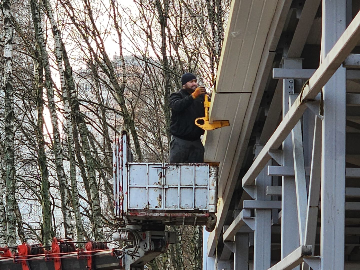 чехов, микрорайон губернский, лесопарк, строительство, реконструкция, благоустройство, лесная зона отдыха,  многофункциональный павильон, кровля, наружные стены, сэндвич панели, монтаж и покраска, остекление, монтаж полов, входная группа,  госпрограмма московской области, формирование комфортной городской среды, комиссия, проверка, замглавы округа александр ротнов,видеокамеры, лавочки, пешеходные дорожки,