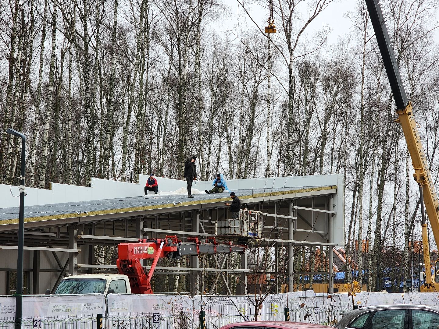 чехов, микрорайон губернский, лесопарк, строительство, реконструкция, благоустройство, лесная зона отдыха,  многофункциональный павильон, кровля, наружные стены, сэндвич панели, монтаж и покраска, остекление, монтаж полов, входная группа,  госпрограмма московской области, формирование комфортной городской среды, комиссия, проверка, замглавы округа александр ротнов,видеокамеры, лавочки, пешеходные дорожки,