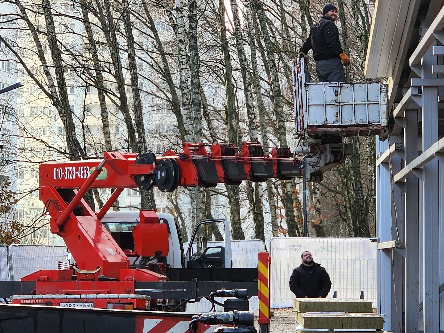 чехов, микрорайон губернский, лесопарк, строительство, реконструкция, благоустройство, лесная зона отдыха,  многофункциональный павильон, кровля, наружные стены, сэндвич панели, монтаж и покраска, остекление, монтаж полов, входная группа,  госпрограмма московской области, формирование комфортной городской среды, комиссия, проверка, замглавы округа александр ротнов,видеокамеры, лавочки, пешеходные дорожки,