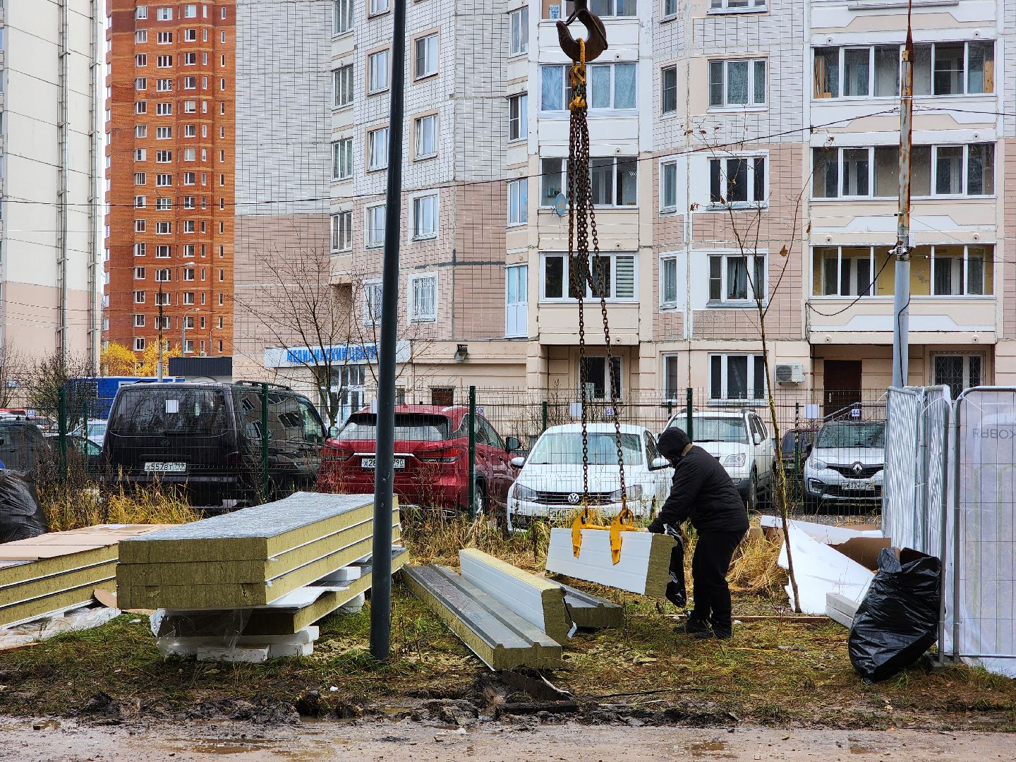 чехов, микрорайон губернский, лесопарк, строительство, реконструкция, благоустройство, лесная зона отдыха,  многофункциональный павильон, кровля, наружные стены, сэндвич панели, монтаж и покраска, остекление, монтаж полов, входная группа,  госпрограмма московской области, формирование комфортной городской среды, комиссия, проверка, замглавы округа александр ротнов,видеокамеры, лавочки, пешеходные дорожки,