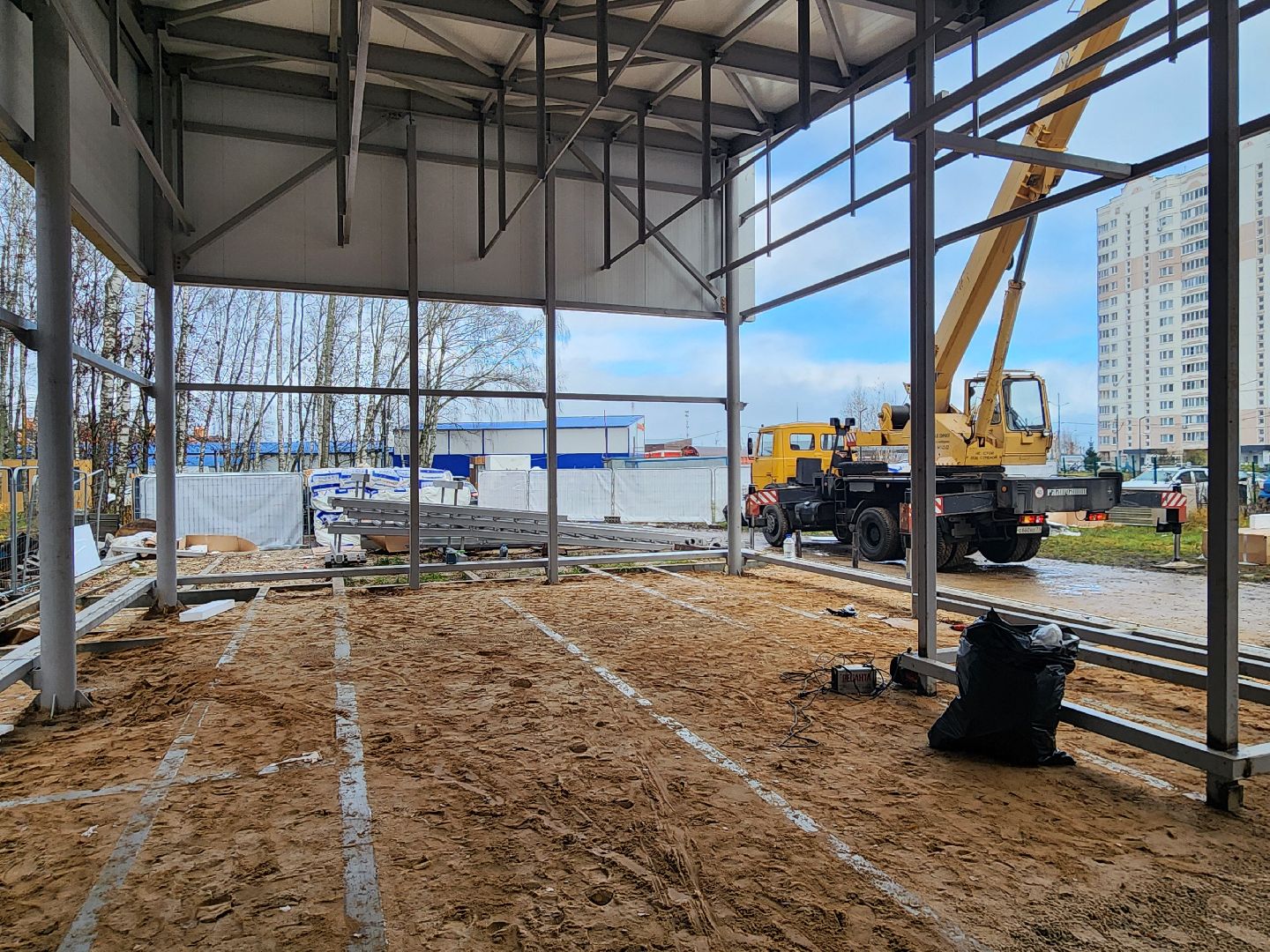 чехов, микрорайон губернский, лесопарк, строительство, реконструкция, благоустройство, лесная зона отдыха,  многофункциональный павильон, кровля, наружные стены, сэндвич панели, монтаж и покраска, остекление, монтаж полов, входная группа,  госпрограмма московской области, формирование комфортной городской среды, комиссия, проверка, замглавы округа александр ротнов,видеокамеры, лавочки, пешеходные дорожки,