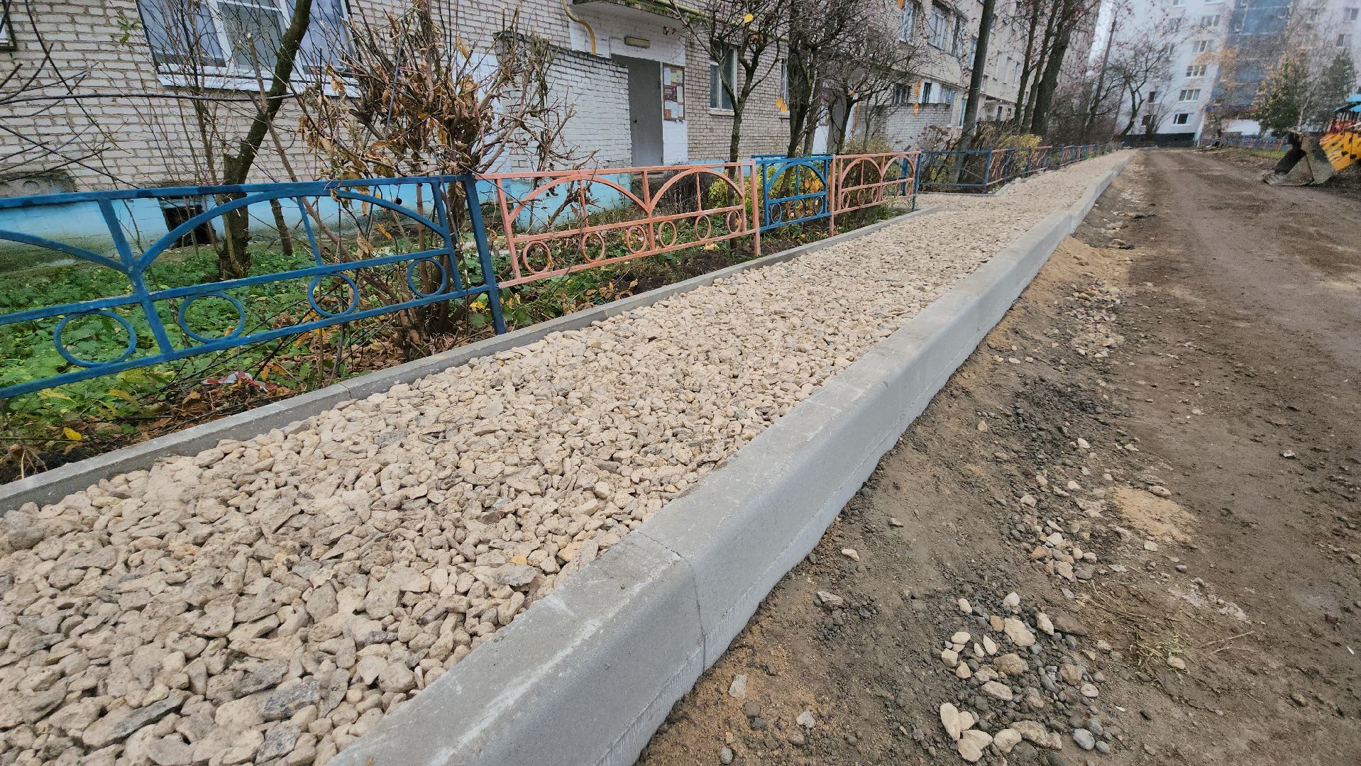 подготовка к асфальтированию, Обустройство пешеходных тротуаров , благоустройство двора, Лобня,