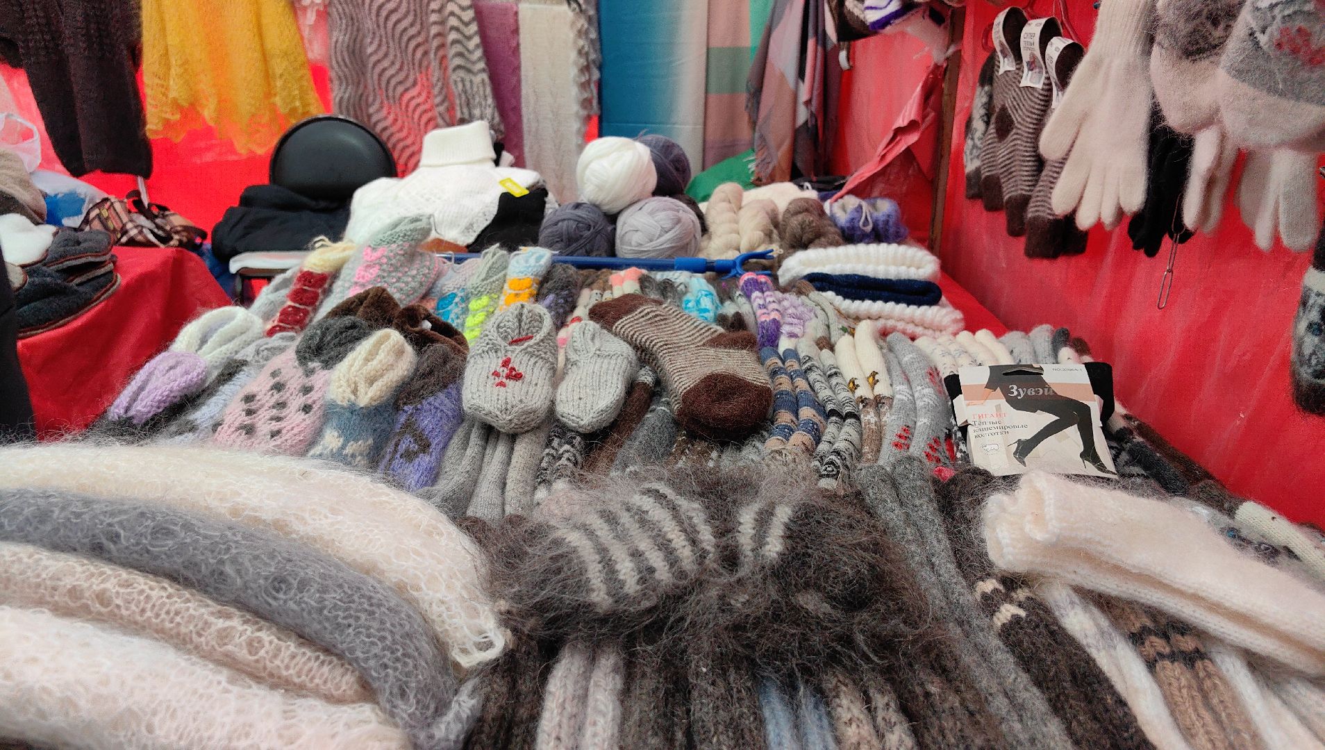 ярмарка,  носки, лосины, верблюжья  варежки,