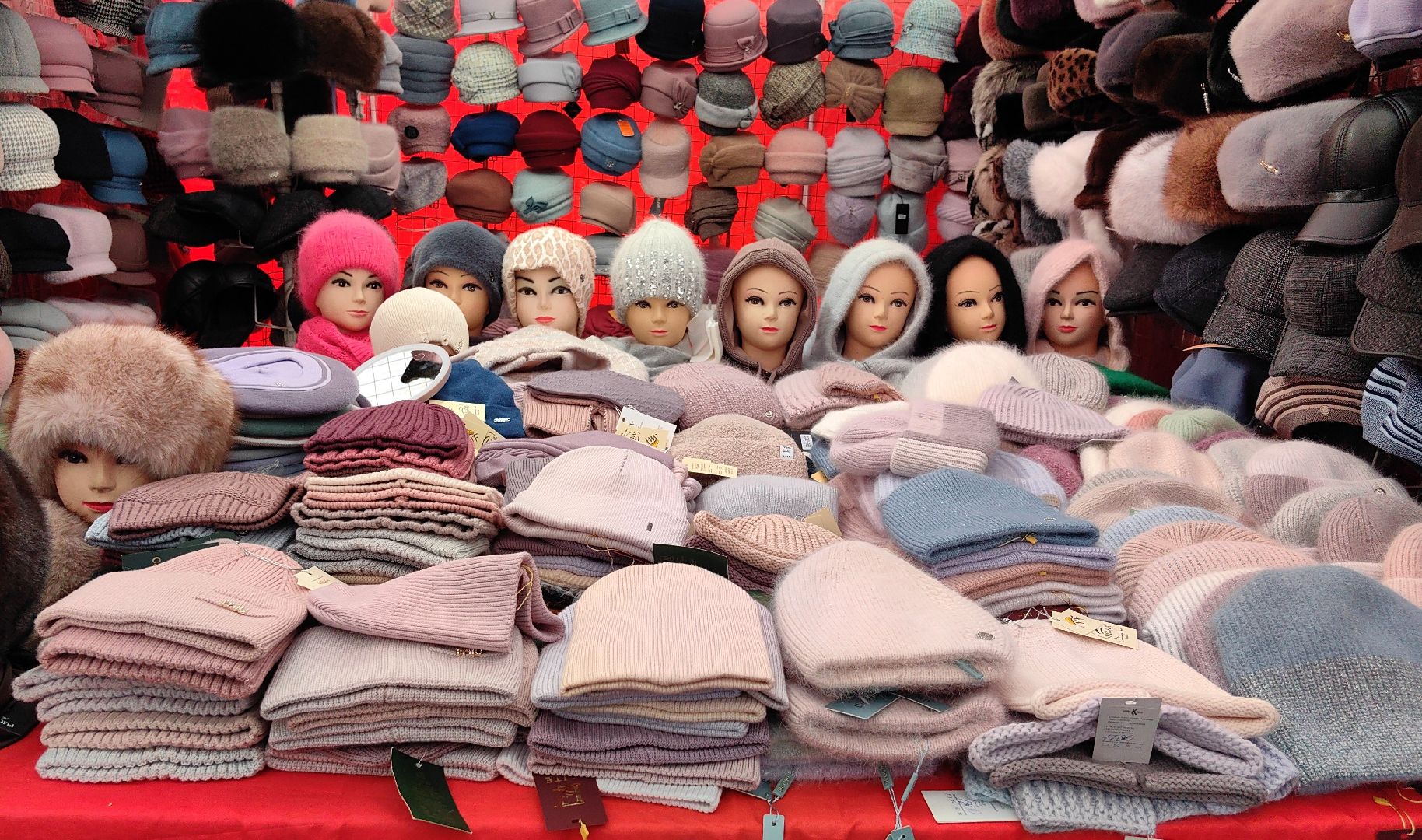 ярмарка,  носки, лосины, верблюжья  варежки,