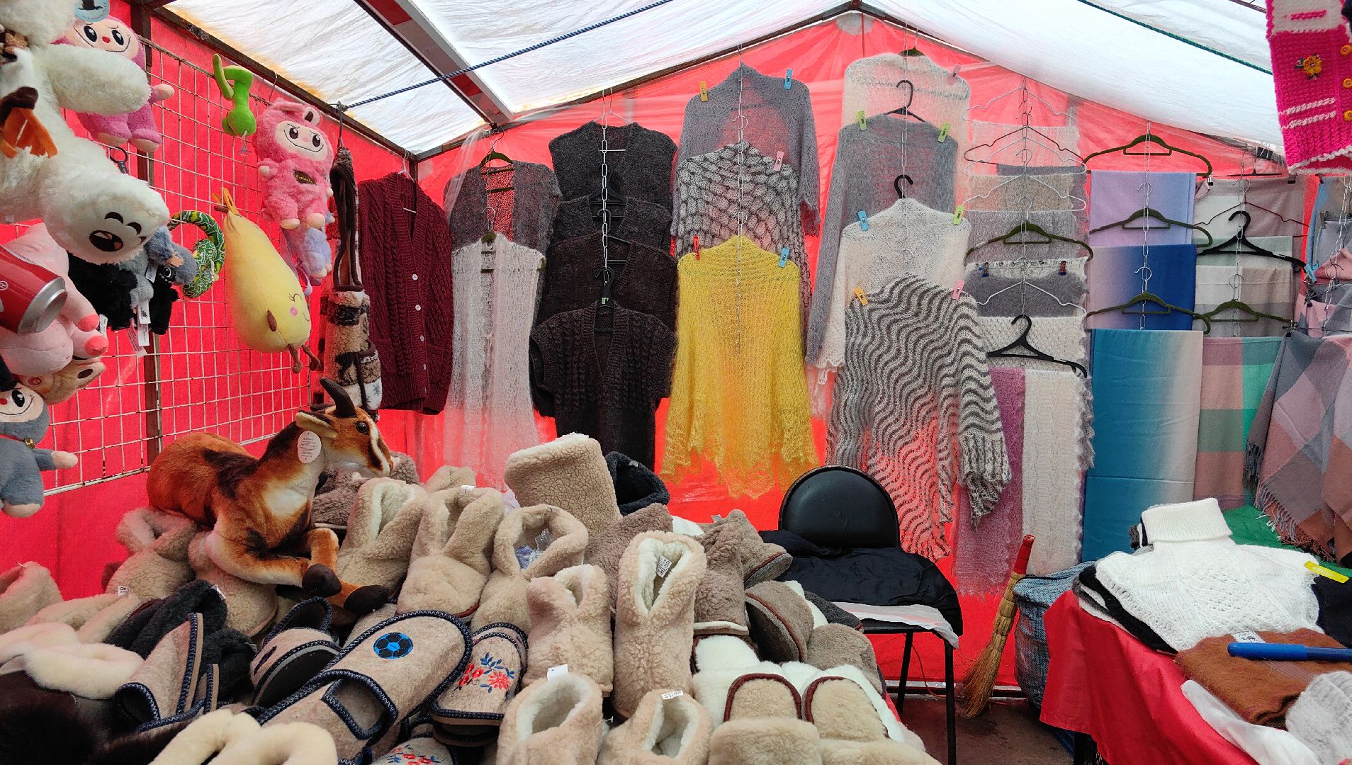 ярмарка,  носки, лосины, верблюжья  варежки,