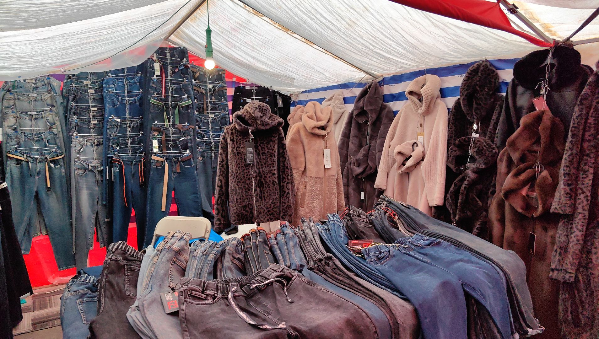 ярмарка,  носки, лосины, верблюжья  варежки,