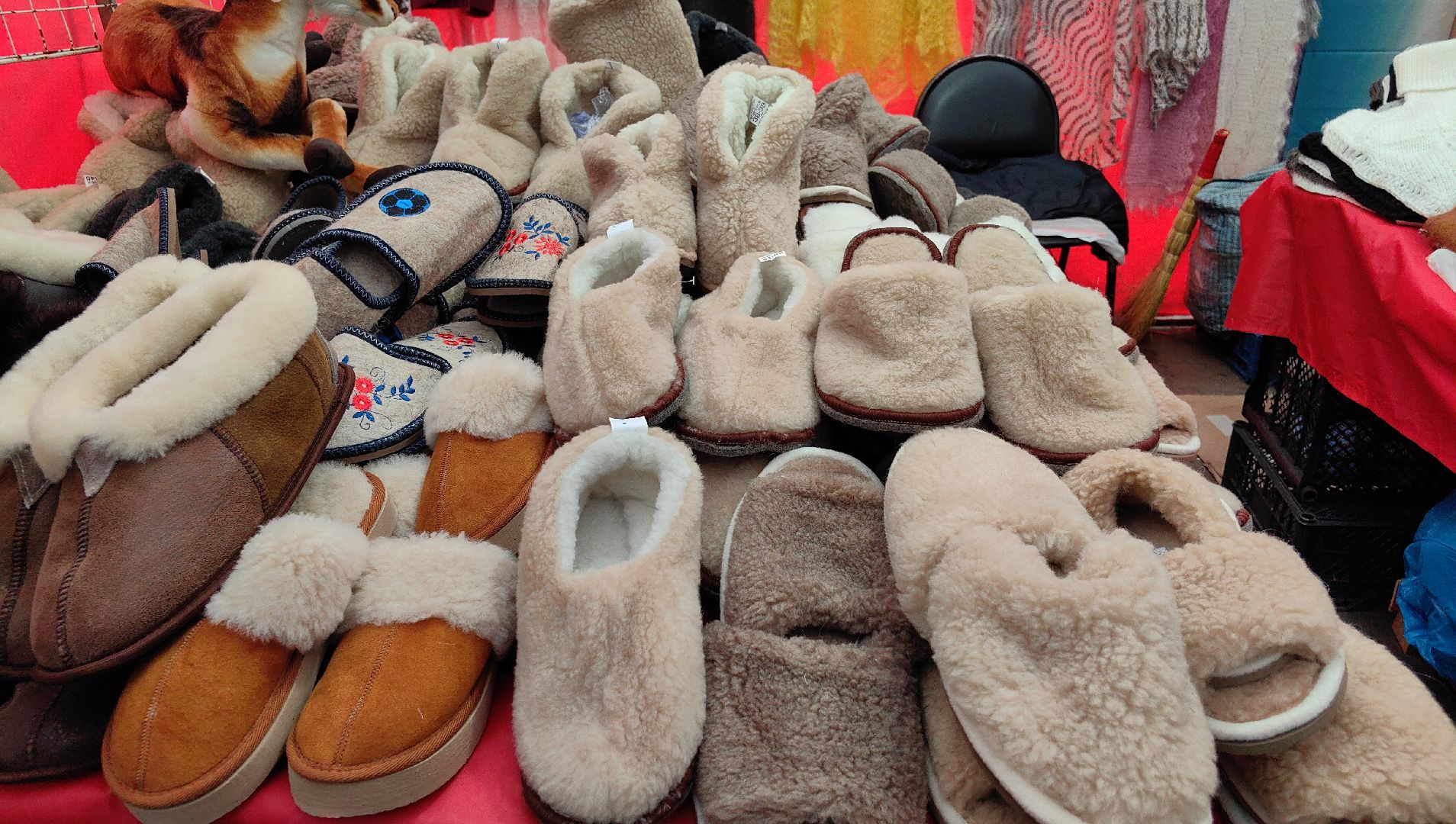 ярмарка,  носки, лосины, верблюжья  варежки,