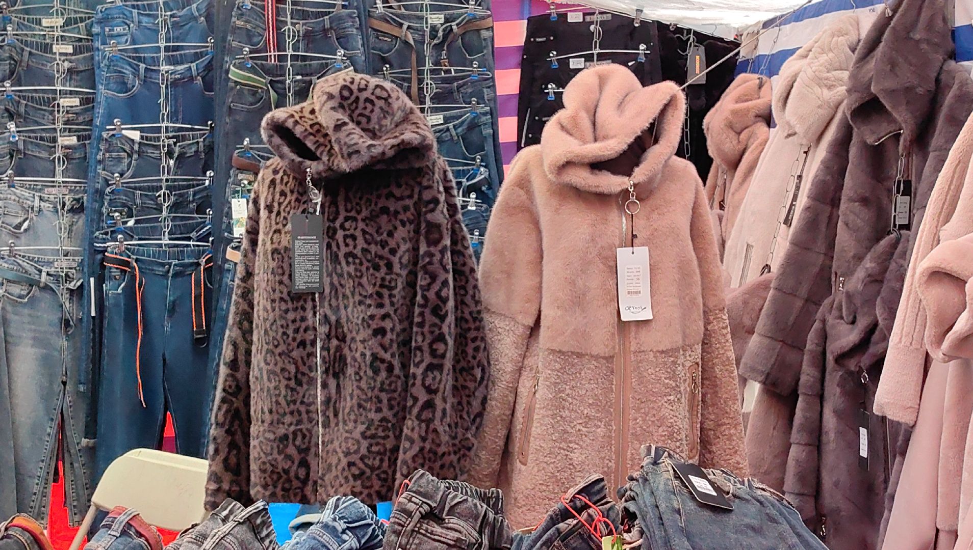 ярмарка,  носки, лосины, верблюжья  варежки,