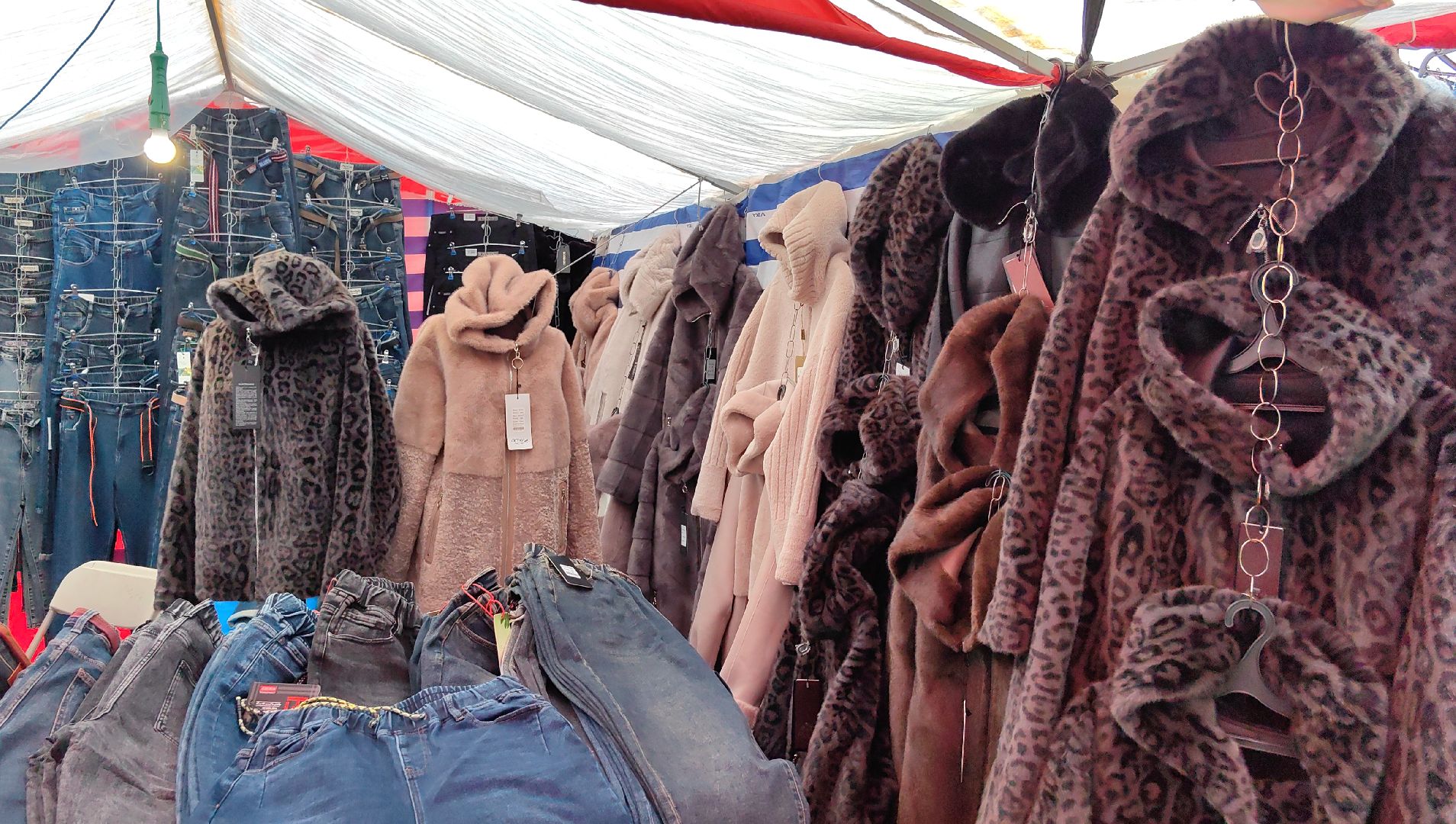 ярмарка,  носки, лосины, верблюжья  варежки,