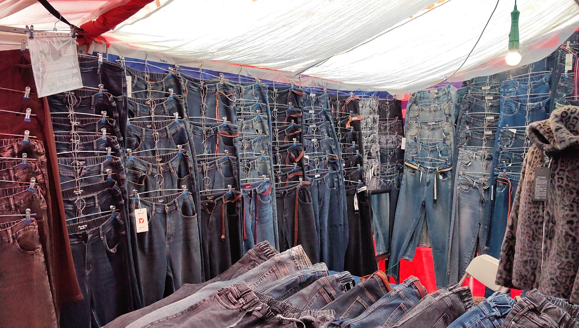 ярмарка,  носки, лосины, верблюжья  варежки,