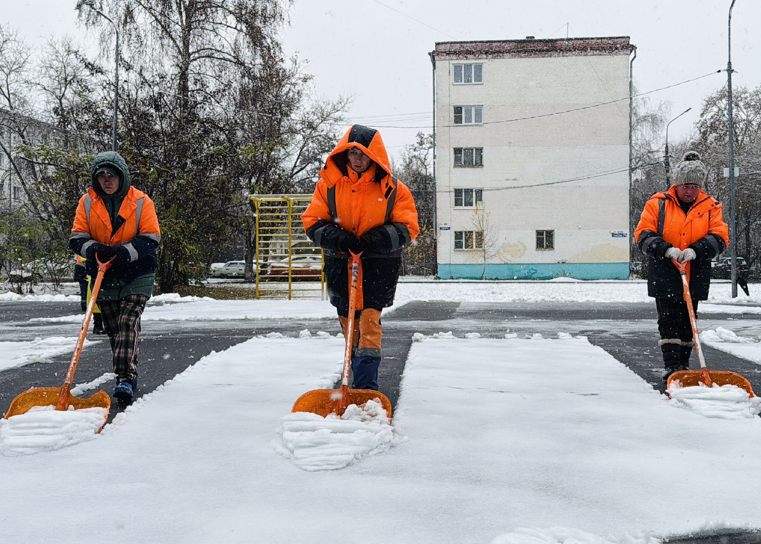 раменское, первый снег, уборка снега, коммунальные службы, обработка тротуаров,