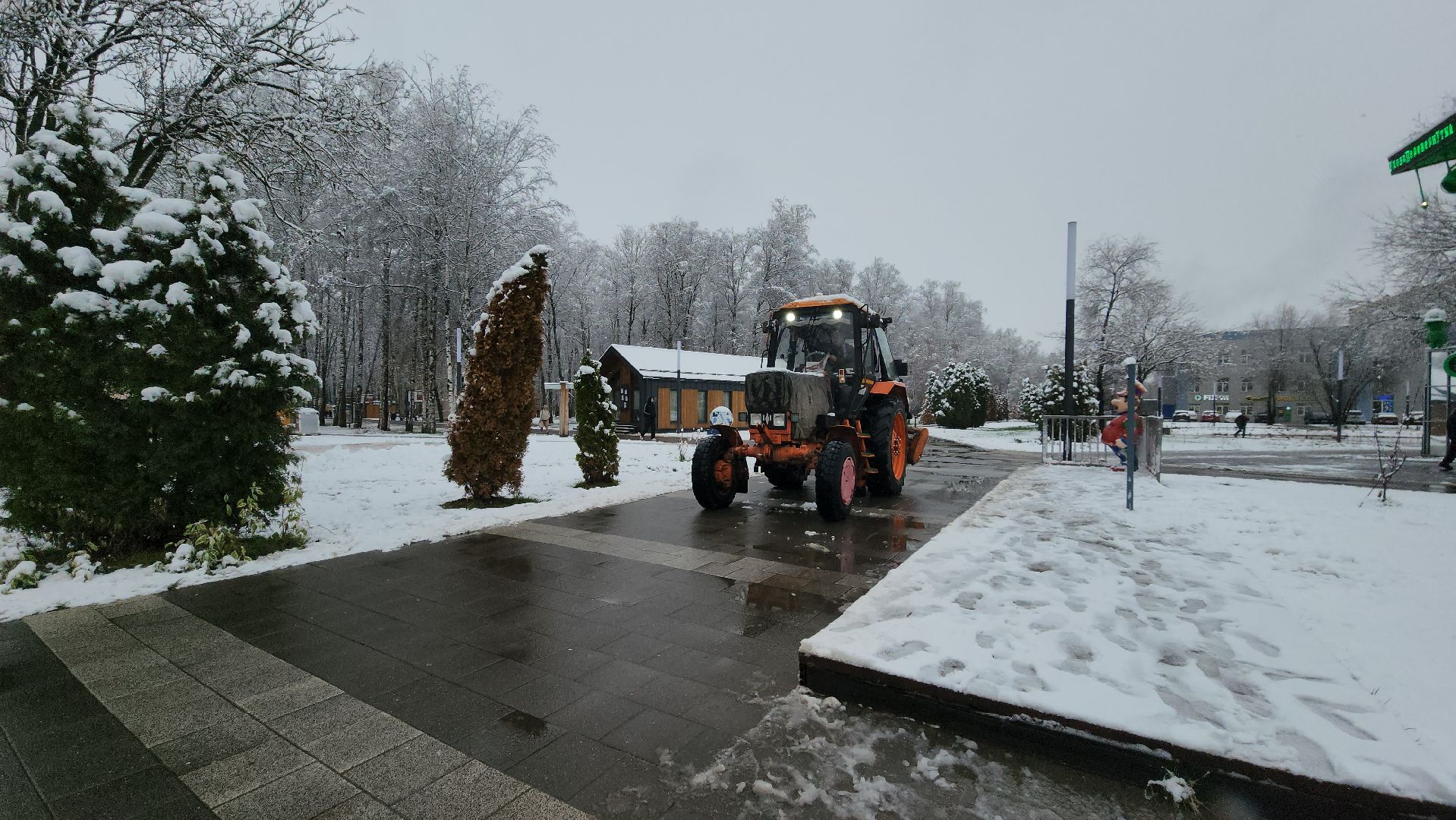 Снегопад, Уборка снега, Центральный парк Лобни , Лобня,