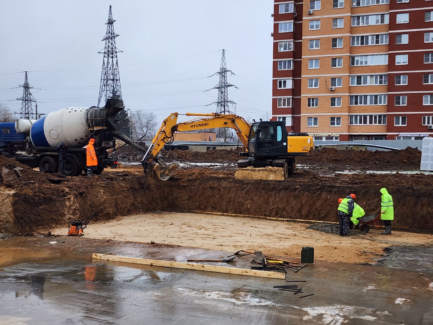 чехов, улица чехова 8а, гимназия 2, пристройка, строительство, реконструкция, котлован, земляные работы, стройгородок, фундамент, опалубка, госпрограмма московской области,губернатор подмосковья,подъездные пути, основа для фундамента, инженерные сети,