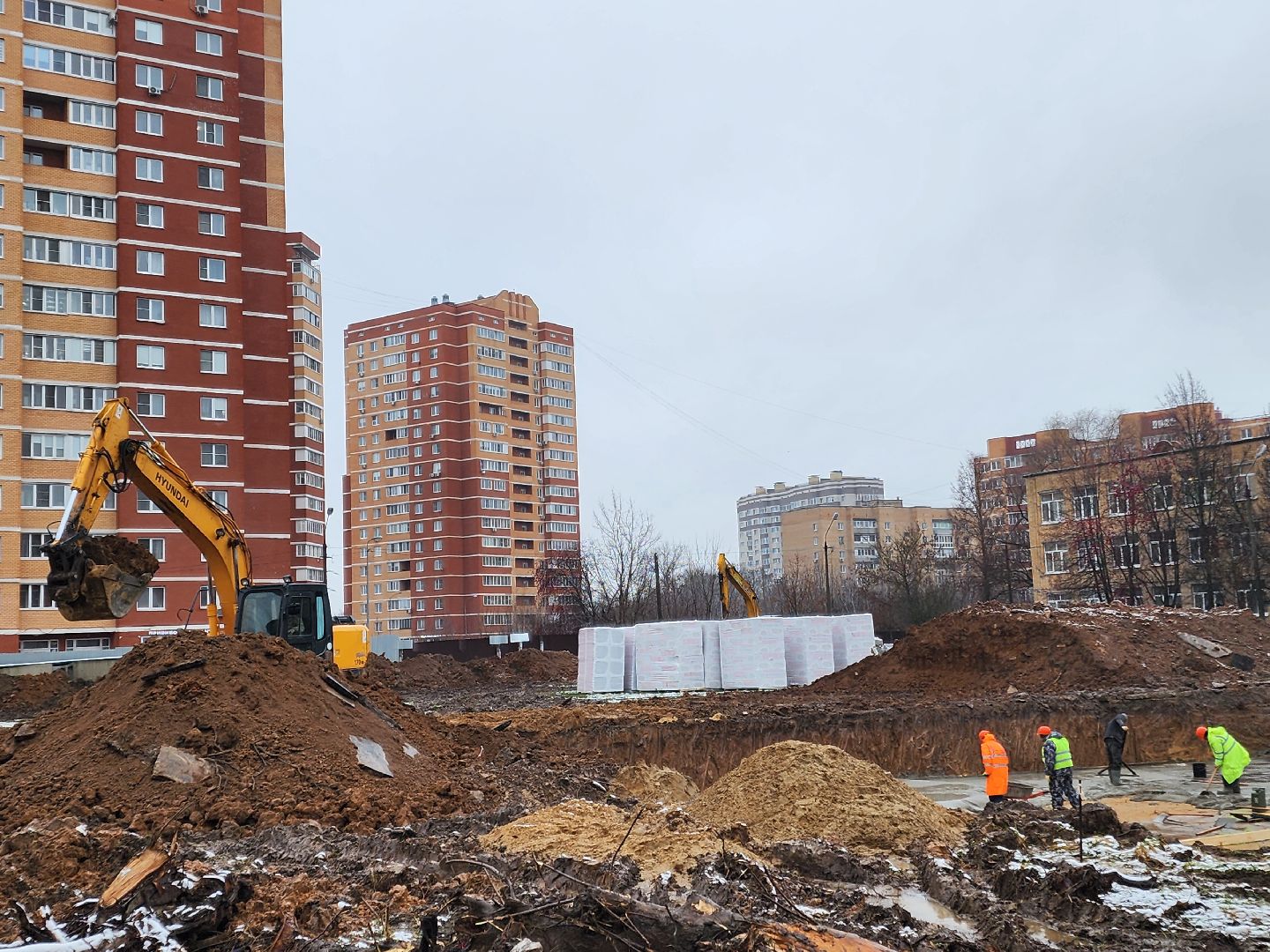 чехов, улица чехова 8а, гимназия 2, пристройка, строительство, реконструкция, котлован, земляные работы, стройгородок, фундамент, опалубка, госпрограмма московской области,губернатор подмосковья,подъездные пути, основа для фундамента, инженерные сети,