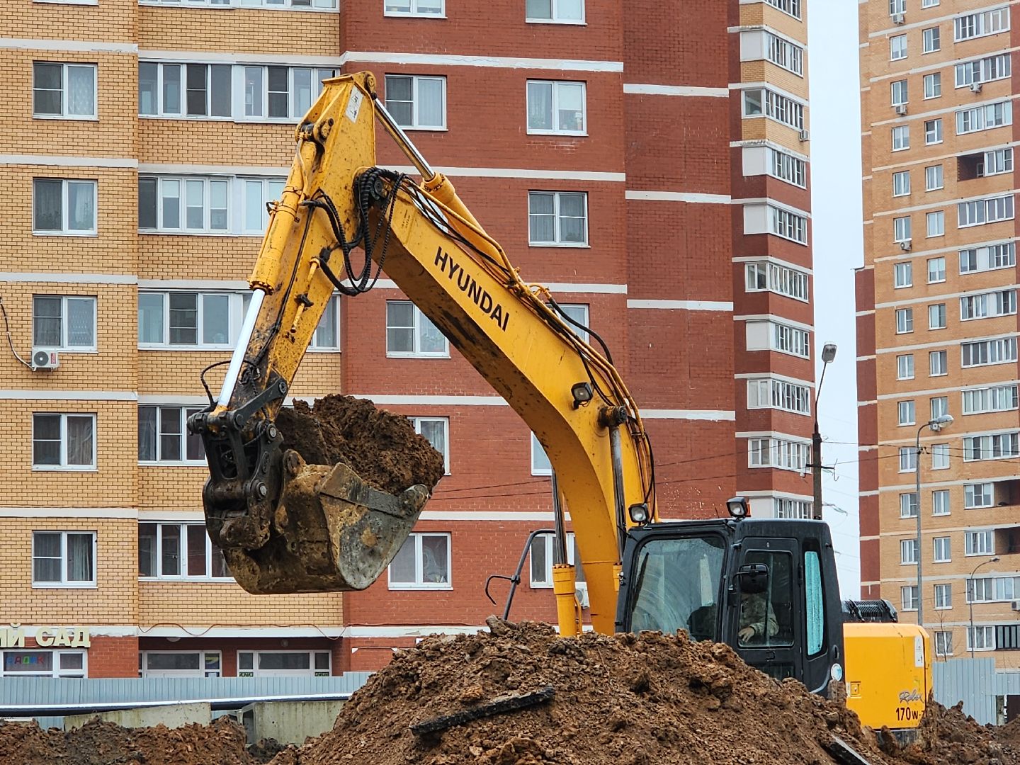 чехов, улица чехова 8а, гимназия 2, пристройка, строительство, реконструкция, котлован, земляные работы, стройгородок, фундамент, опалубка, госпрограмма московской области,губернатор подмосковья,подъездные пути, основа для фундамента, инженерные сети,