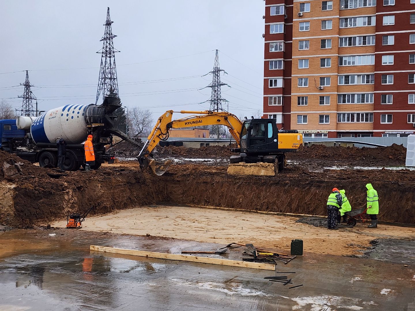 чехов, улица чехова 8а, гимназия 2, пристройка, новый корпус, строительство, реконструкция, прокладка инженерных сетей, водопровод, сеть водоснабжения, вынос кабелей, система электроснабжения, канализация, теплотрасса, котлован, фундамент, земляные работы, госпрограмма московской области,