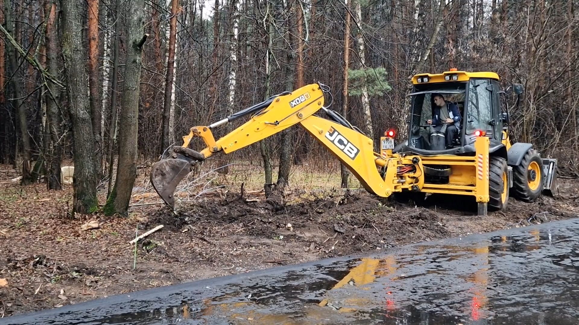 Бригада приступила к подготовке траншеи в Балашихе продолжается строительство теннисного корта, балашиха, теннисный корт на быковского балашихи,