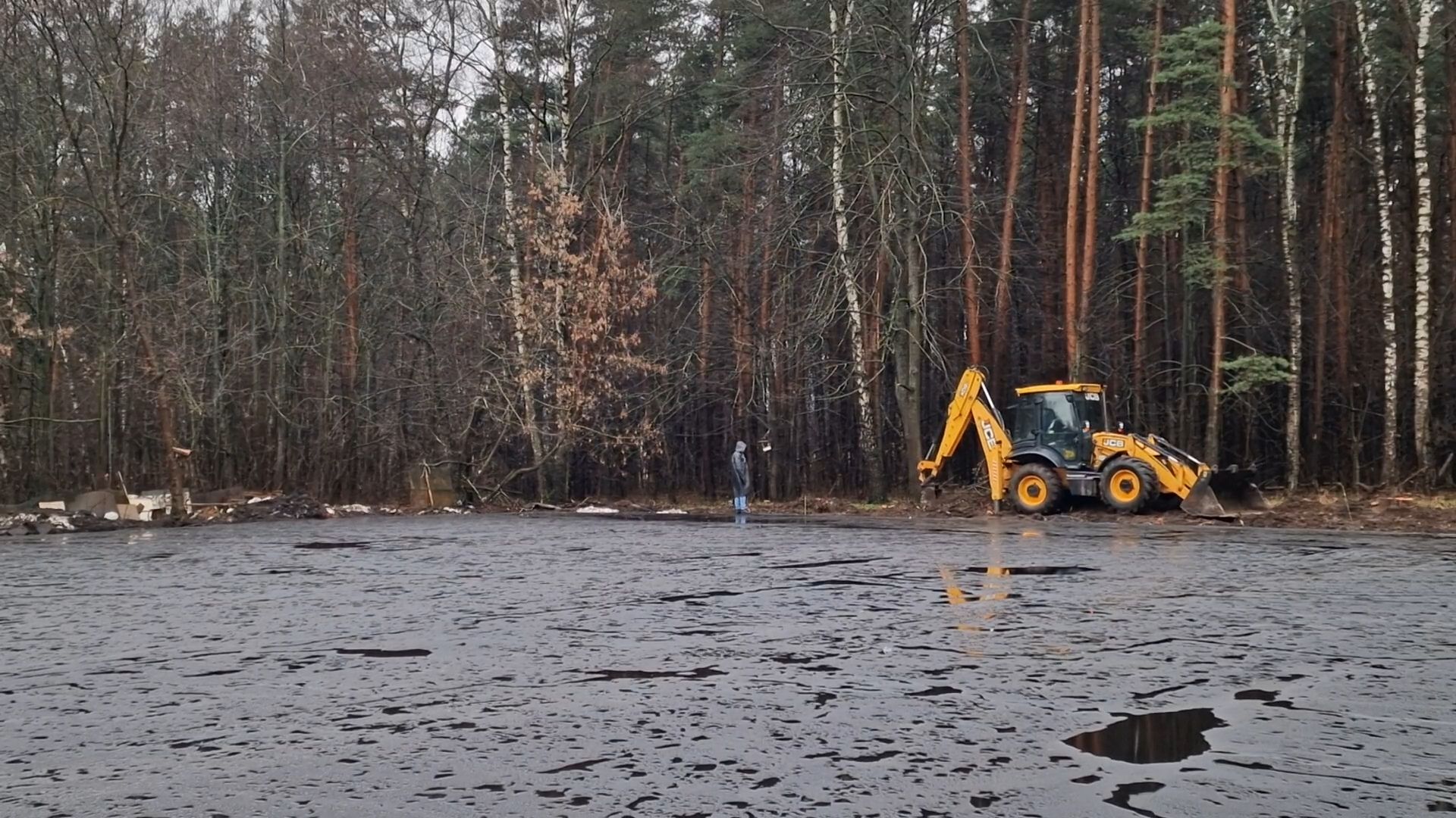 Бригада приступила к подготовке траншеи в Балашихе продолжается строительство теннисного корта, балашиха, теннисный корт на быковского балашихи,