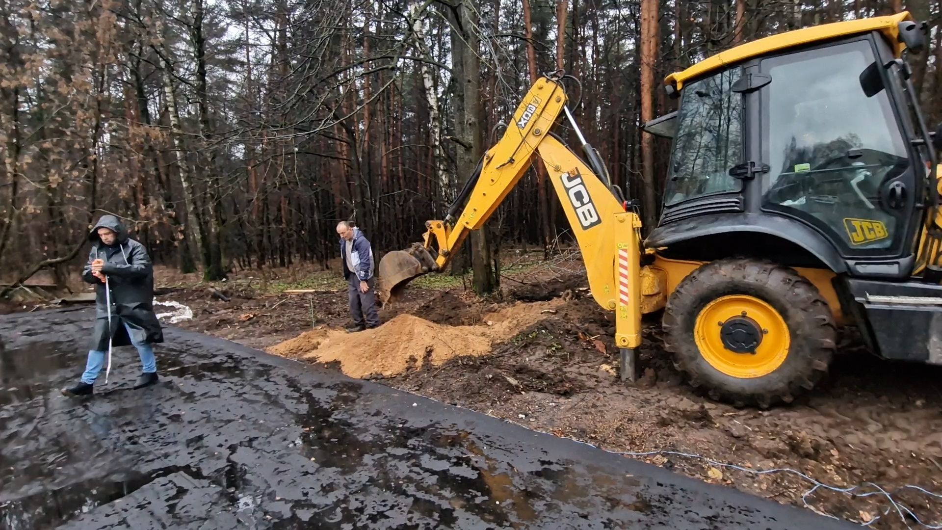 Бригада приступила к подготовке траншеи в Балашихе продолжается строительство теннисного корта, балашиха, теннисный корт на быковского балашихи,