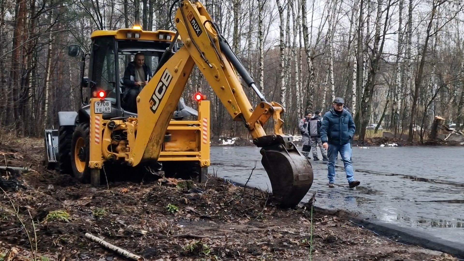 Бригада приступила к подготовке траншеи в Балашихе продолжается строительство теннисного корта, балашиха, теннисный корт на быковского балашихи,