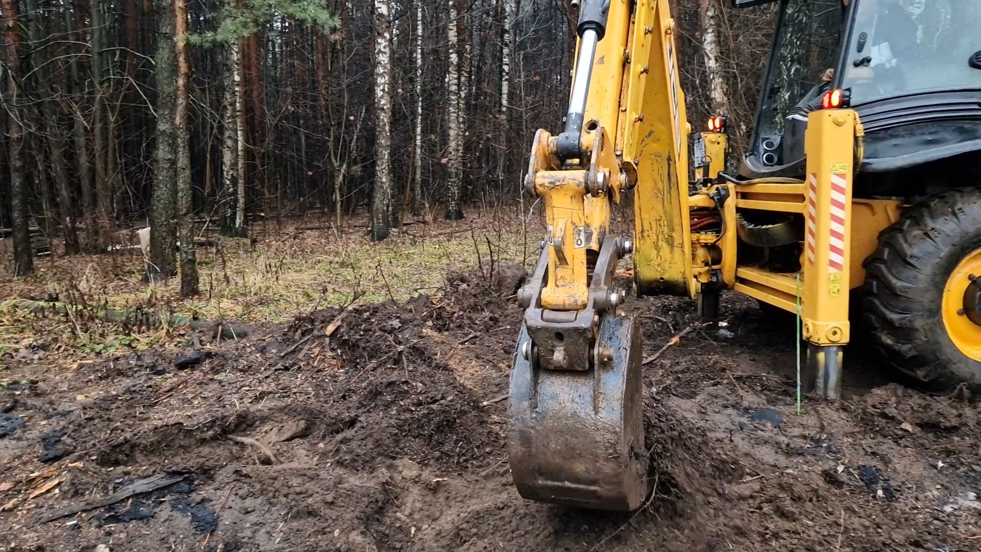 Бригада приступила к подготовке траншеи в Балашихе продолжается строительство теннисного корта, балашиха, теннисный корт на быковского балашихи,