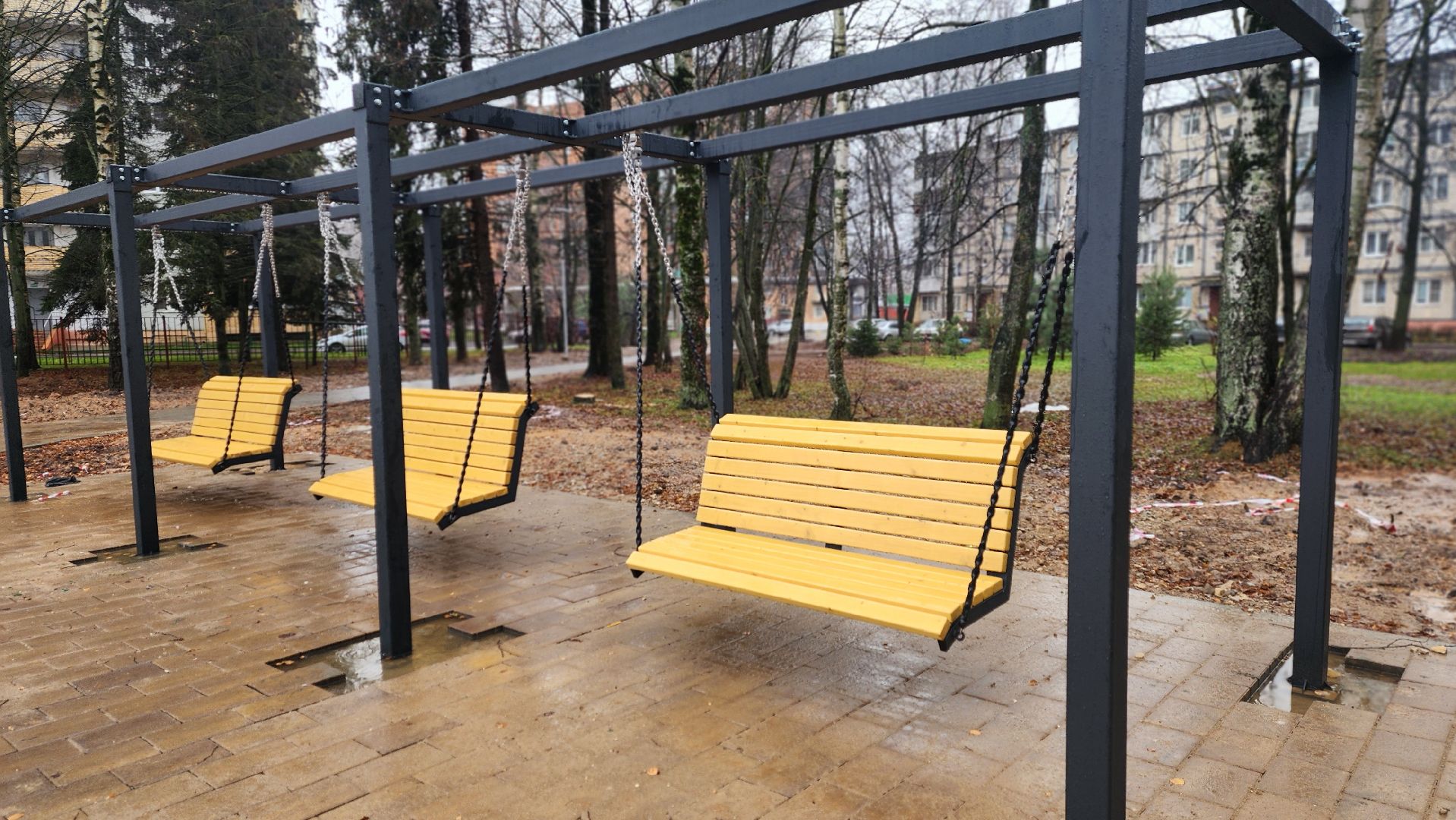 клин, благоустройство, молодежный сквер, парковые качели,
