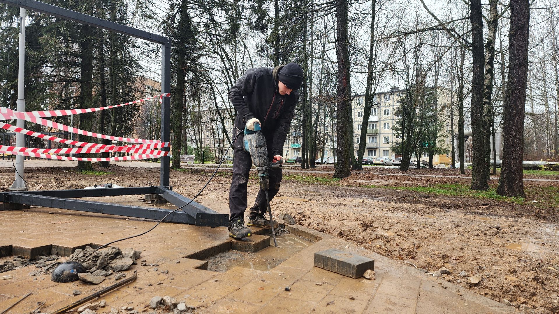клин, благоустройство, молодежный сквер, парковые качели,