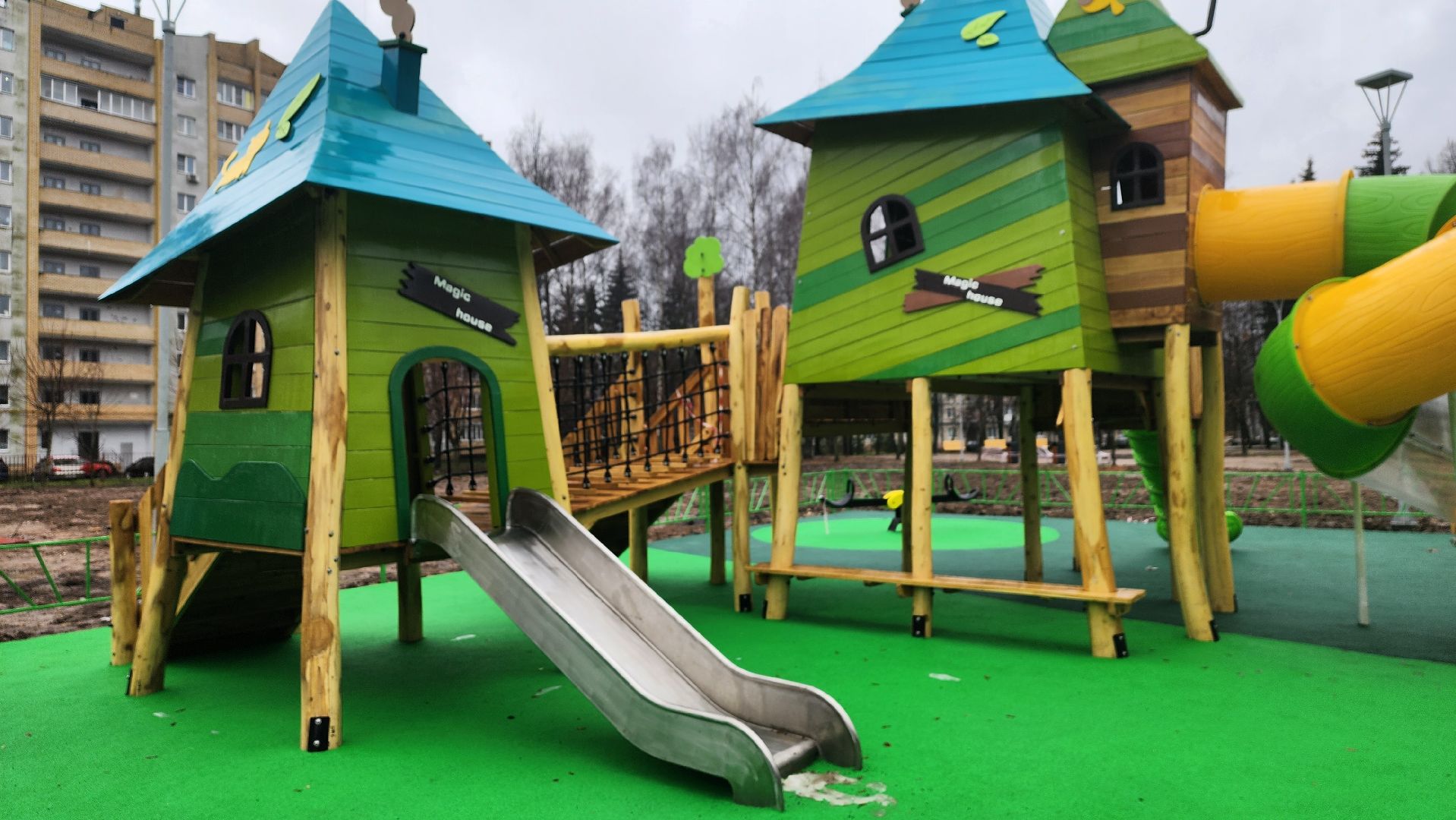 клин, благоустройство, молодежный сквер, парковые качели,